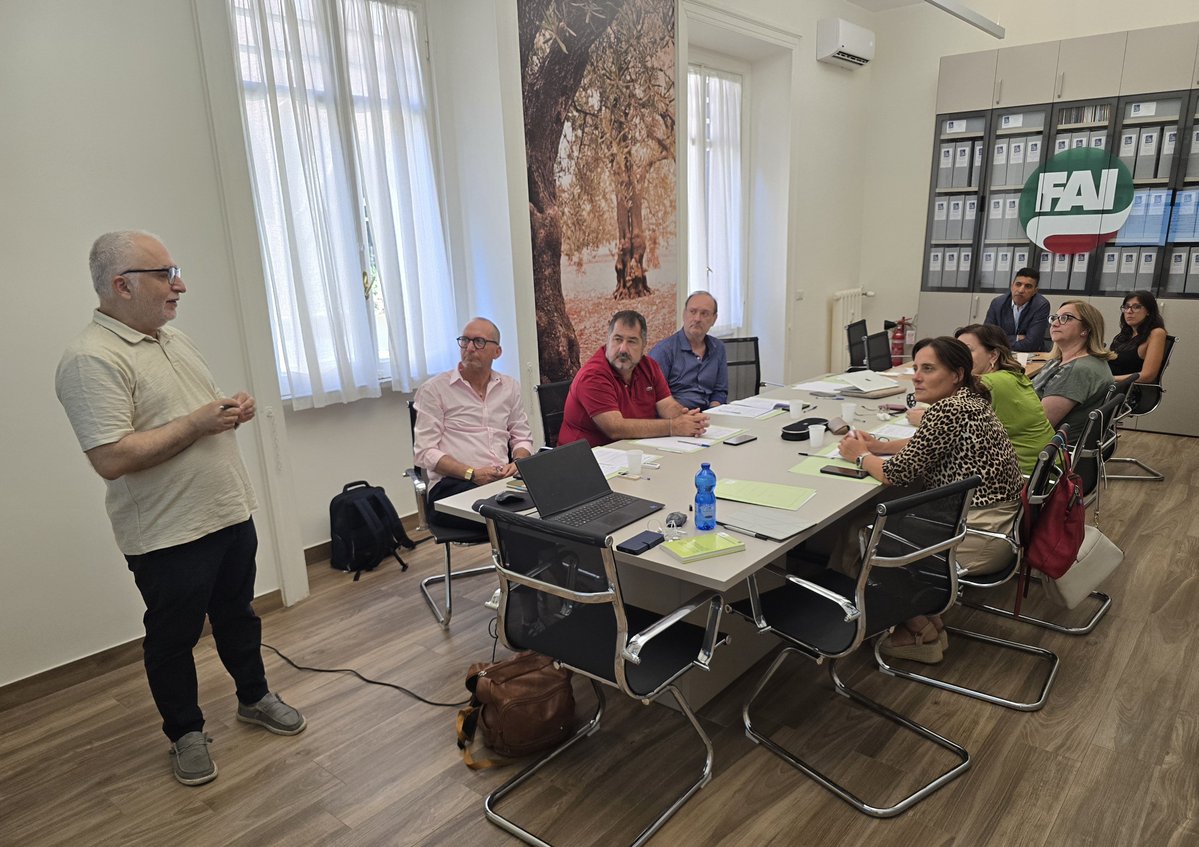 fai_cisl's tweet photo. Svolto oggi a Roma il workshop conclusivo del progetto “Sicurezza sul lavoro”, che rientra nel Piano formativo “Tutele, abilità e capacità” (Avviso For.Agri 1/2025 – Prot.24).
➡️ Il Piano si articola in tre progetti: “Analisi finanziaria” (60 ore), “Sicurezza sul lavoro” (18 ore) e “Lavoratori immigrati” (60 ore), ed è finalizzato a migliorare il benessere aziendale e la tutela dei lavoratori del settore agricolo, alimentare e forestale nel Lazio.
➡️ Fondamentale, per le organizzazioni professionali e sindacali, migliorare la programmazione orientata al mercato, ottimizzare la spesa dei fondi comunitari e costituire filiere in cui la produzione abbia un ruolo centrale. Per farlo, servono elevate competenze progettuali, economiche e finanziarie, con cui supportare le aziende a lavorare in sicurezza e garantire prospettive migliori agli associati.
➡️ Altro obiettivo del piano, per le federazioni beneficiarie, è il miglioramento delle condizioni di vita e di accoglienza dei lavoratori immigrati, attraverso la valorizzazione del rispetto multiculturale.
➡️ Anche la sicurezza sul lavoro rientra in questa visione, in quanto diritto fondamentale e irrinunciabile. Centrale è il ruolo del sindacato nella prevenzione, nel controllo e nella formazione, affinché ogni luogo di lavoro sia realmente sicuro.
Per questo, in coerenza con le impostazioni e le previsioni del Repertorio Nazionale delle Qualificazioni, il progetto punta a fornire ai partecipanti una comprensione approfondita delle normative di sicurezza sul lavoro, con particolare attenzione alla valutazione dei rischi, alla prevenzione degli infortuni ed alla gestione delle malattie professionali.
#lavoro #agroalimentare #salute #sicurezza #partecipazione
