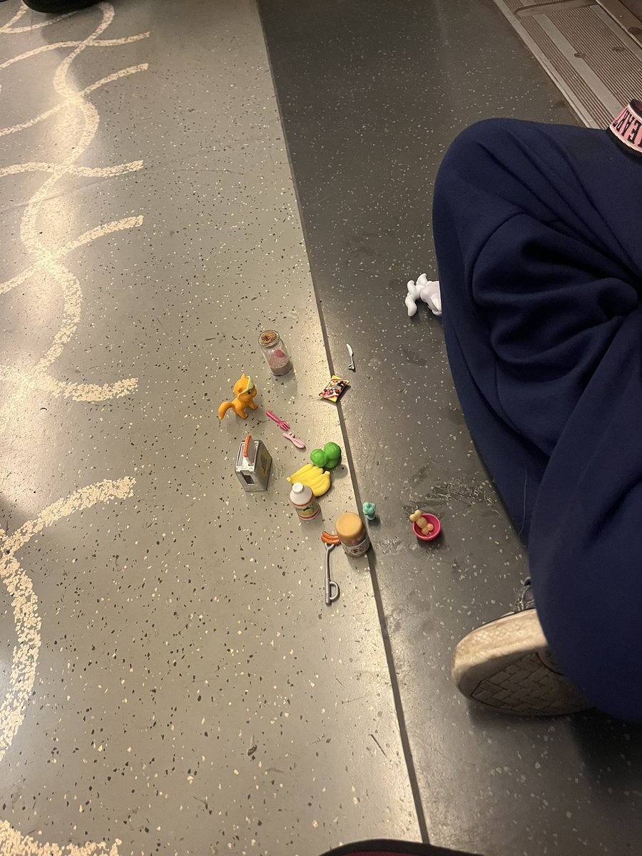 nursedaiste's tweet photo. Şu anda sen olmak istiyorum 🥹 metro da çıkardı oyuncaklarını oynadı 
anksiyete yok o kadar tatlıydı ki https://t.co/IRQAe7gLIR