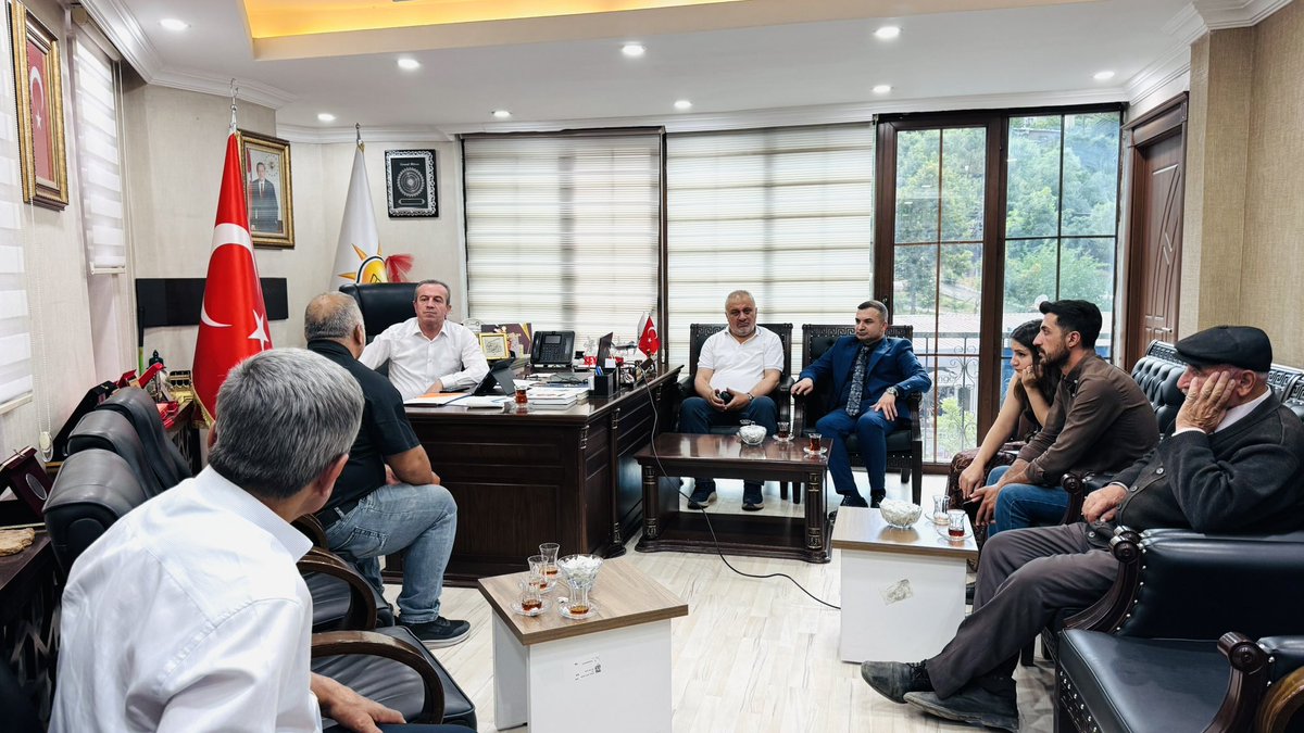 KayaZeydin's tweet photo. 📍 Hakkâri / AK Parti İl Başkanlığı

İlimizin farklı bölgelerinden gelen kıymetli hemşehrilerimizle İl Başkanlığımızda bir araya geldik.

Hasbihâl ettik, talep ve önerilerini dinledik.

Birlikte Hakkâri, birlikte güçlü yarınlar.

@RTErdogan
@Akparti
@abuyukgumus
@MustafaAlkayis
@byildiz63
