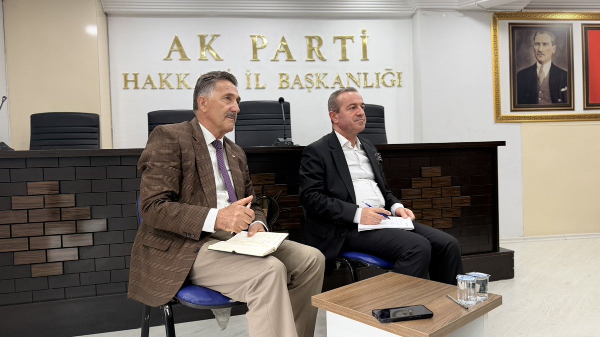 KayaZeydin's tweet photo. 📍 Hakkâri / AK Parti İl Başkanlığı

İlimizin farklı bölgelerinden gelen kıymetli hemşehrilerimizle İl Başkanlığımızda bir araya geldik.

Hasbihâl ettik, talep ve önerilerini dinledik.

Birlikte Hakkâri, birlikte güçlü yarınlar.

@RTErdogan
@Akparti
@abuyukgumus
@MustafaAlkayis
@byildiz63