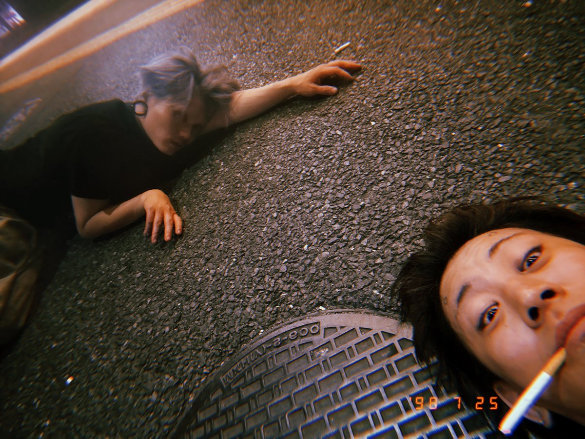 Bikky3eye's tweet photo. 酔っ払ってホテルの前の道路で寝る鷹乃助と酔っ払った俺の自撮り https://t.co/GHetW1ivML