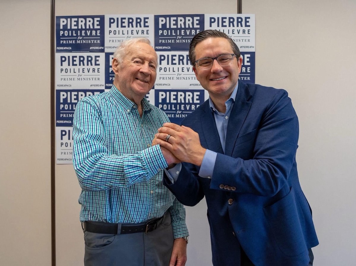 PierrePoilievre's tweet photo. Ana et moi sommes profondément attristés d'apprendre que notre ami Elmer MacKay est décédé hier. Il était un ami et un mentor merveilleux. Je lui demandais régulièrement conseil et lui faisais part de mes réflexions, m'appuyant sur sa profonde connaissance de l'histoire pour nous guider dans le présent.

Elmer était une légende. En plus d’une carrière très réussie d’homme d’affaires et d’investisseur, il était un véritable serviteur de l’État. Député progressiste-conservateur de Nova-Centre, élu pour la première fois en 1971, Elmer a siégé sans interruption jusqu’en 1983, date à laquelle il a démissionné afin que Brian Mulroney, tout juste élu chef du Parti progressiste-conservateur, puisse entrer au Parlement à l’issue d’une élection partielle : un acte remarquable de loyauté et d’altruisme.

Il est ensuite revenu à la Chambre en 1984 et a siégé au sein du cabinet de Brian Mulroney en tant que solliciteur général du Canada, ministre du Revenu national, ministre des Travaux publics et ministre responsable de l’Agence de promotion économique du Canada atlantique. Auparavant, sous le gouvernement de Joe Clark, il avait occupé le poste de ministre de l’Expansion économique régionale.

Elmer s’est retiré de la vie politique en 1993. Mais son fils, Peter MacKay, allait lui-même devenir chef de parti, cofonder le Parti conservateur moderne et occuper un poste de ministre clé dans le gouvernement Harper, tout comme son père l’avait fait dans celui de Brian Mulroney. Et je sais qu’Elmer était extrêmement fier du succès spectaculaire de son fils.

Les gens adoraient Elmer. Et il les aimait en retour. En Nouvelle-Écosse, j’entends encore des anecdotes racontant qu’Elmer se rendait chez les plus démunis juste avant Noël avec un sac de cadeaux et une dinde fraîche pour le souper. Il ne cherchait jamais la reconnaissance et ne faisait jamais connaître sa générosité. Sa famille faisait des dons aux familles de travailleurs forestiers qui avaient des difficultés à rassembler les moyens nécessaires pour se construire une maison.

Il n'était pas seulement bon envers les humains. Il y a quelques années à peine, Elmer et son épouse Sharon ont aidé à construire un nouveau refuge de la SPCA dans le Nord de la Nouvelle-Écosse.

Elmer croyait profondément au potentiel de la côte Est et de ses habitants, et il en a fait la promotion avec conviction. Il a milité pour le pont de la Confédération et a veillé au maintien du service de traversier entre Wood Islands et Pictou.

Dans l'ensemble, il était un homme remarquable. Je me souviens qu'à l'un de mes rassemblements, il s'est levé au milieu de mon discours pour résumer mes propos en récitant de mémoire, et sans le moindre avertissement, un long passage de Shakespeare.

Il était aussi un Écossais têtu. L’autre jour, j’ai appris qu’il avait fait une chute et s’était blessé à la hanche. Je l’ai appelé, et il était toujours aussi vif d’esprit. Il racontait ses blagues préférées et récitait avec détermination la Ballade de Barton : « I am hurt, but I am not slain; I’ll lay me down and bleed awhile, and then rise and fight again. »

Je sais qu'il aimait et était immensément fier de ses 5 enfants et de ses nombreux petits-enfants, qui constituent la plus grande partie de son précieux héritage.

Repose en paix, cher ami.