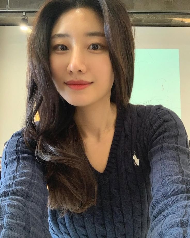 AnikaGraced4's tweet photo. Would you ever date a Korean woman… be honest 👀

○ Absolutely
○ Maybe
○ Not my type https://t.co/16Dy7MuN7j