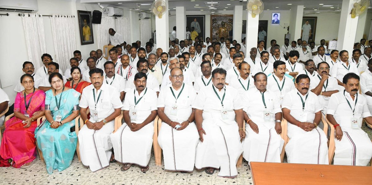 AIADMKOfficial's tweet photo. மாண்புமிகு கழகப் பொதுச் செயலாளர் புரட்சித் தமிழர் திரு. @EPSTamilNadu  அவர்கள் தலைமையில், 

சேலம் மாநகர், சேலம் புறநகர், சென்னை புறநகர் மற்றும் திருவள்ளூர் தெற்கு ஆகிய மாவட்டக் கழகங்களுக்கு உட்பட்ட கழக நிர்வாகிகள் ஆலோசனைக் கூட்டம் தலைமைக் கழகம் புரட்சித் தலைவர் எம்ஜிஆர் மாளிகையில் நடைபெற்றது.

#AIADMK