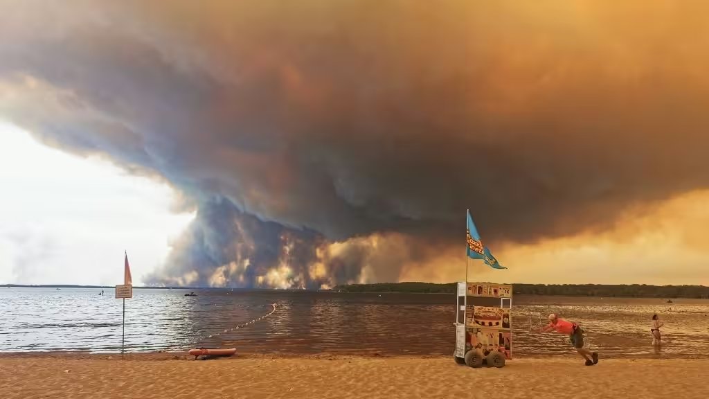 jyves94's tweet photo. L'#incendie 🔥 au nord du bassin d'#Arcachon (#Gironde) vu depuis la plage de #Moutchic, à #Lacanau, le 24 juillet 2026
#Biscarrosse #Saumos #LePorge #LègeCapFerret #LaTesteDeBuch #Audenge #GujanMestras #CapFerret #Arès #Lauros https://t.co/193wHejXC1