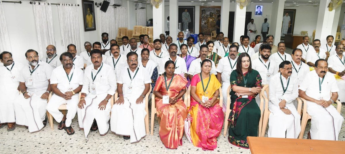 AIADMKOfficial's tweet photo. மாண்புமிகு கழகப் பொதுச் செயலாளர் புரட்சித் தமிழர் திரு. @EPSTamilNadu  அவர்கள் தலைமையில், 

சேலம் மாநகர், சேலம் புறநகர், சென்னை புறநகர் மற்றும் திருவள்ளூர் தெற்கு ஆகிய மாவட்டக் கழகங்களுக்கு உட்பட்ட கழக நிர்வாகிகள் ஆலோசனைக் கூட்டம் தலைமைக் கழகம் புரட்சித் தலைவர் எம்ஜிஆர் மாளிகையில் நடைபெற்றது.

#AIADMK
