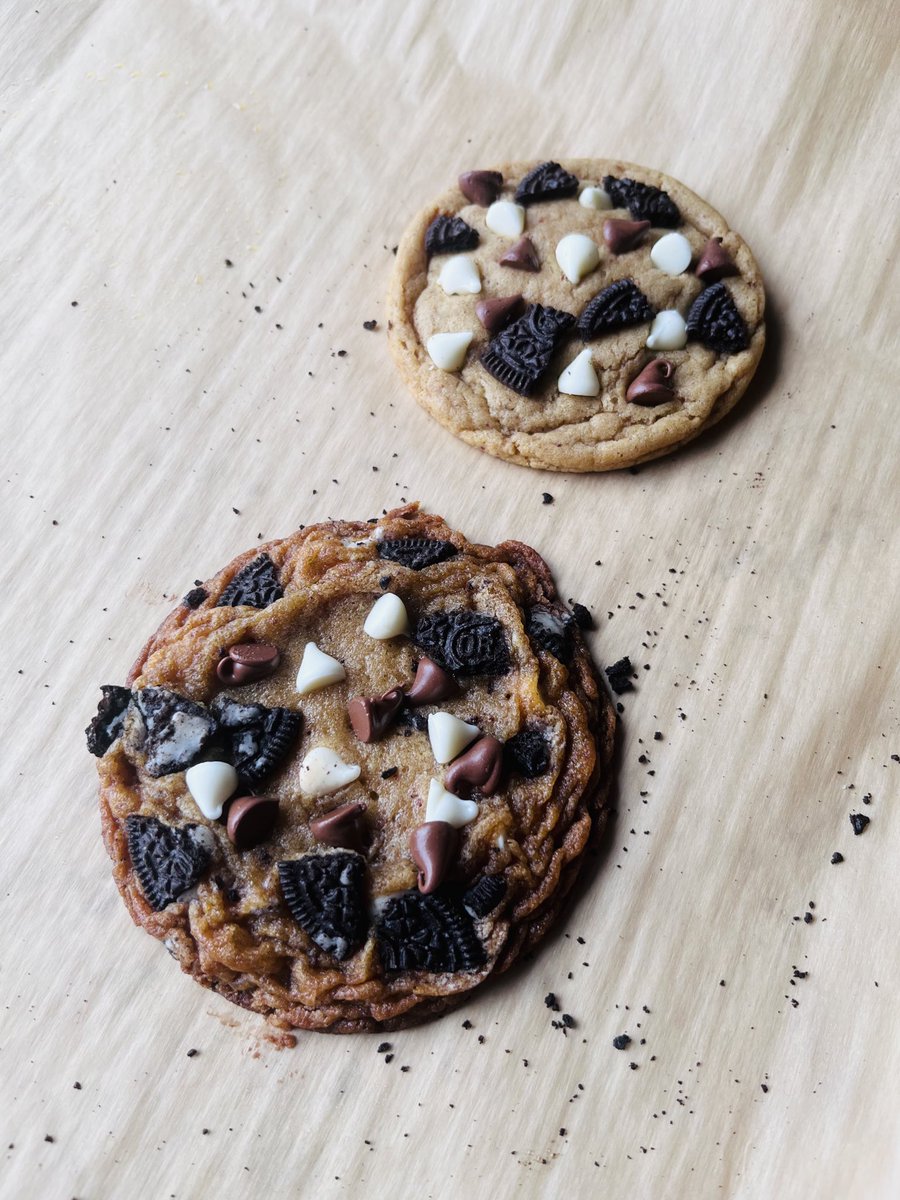 eboneerachelle's tweet photo. I know my answer but I’m not the consumer. 

Dessert table, 2 cookies. Looks alone, which one you grabbing? Left or right? 👀 https://t.co/RbKZytJuz4