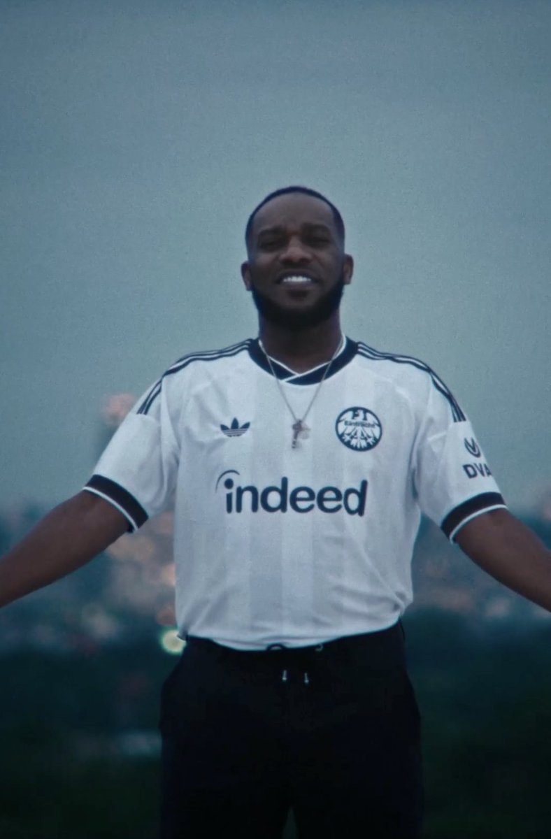 Footballogue's tweet photo. Jay-Jay Okocha est allé à plus de 30 m de hauteur, au-dessus du stade de Francfort, pour présenter le tout nouveau maillot du club allemand ! 🦅

Franchement, il a un vrai flow, ce maillot, avec le logo comme ça ! 🤩

(@Eintracht) https://t.co/2bkvlSo51B