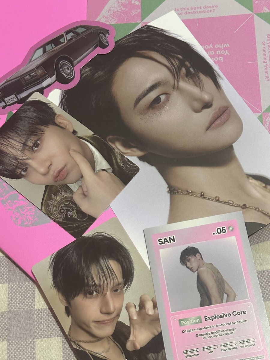 vernieadeux's tweet photo. got my bias and all my bias wreckers #BLESSED #THANKUGOD #HAPPYEARLYBDAY https://t.co/ektqJyxGbC