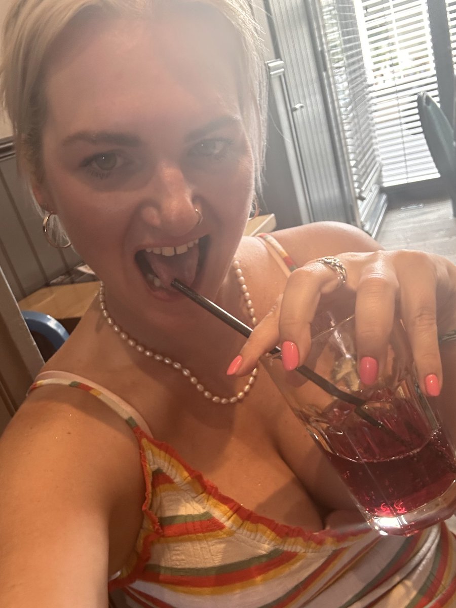 JustJaneUK88's tweet photo. Happy Friday you handsome lot! Out with @Lomissmilf for some drinkies! Who’s paying? Will thank you later 😘

#buyingsessions #buyingcontent #sellingcontent #ukmilf https://t.co/h9gGVk7Zkx