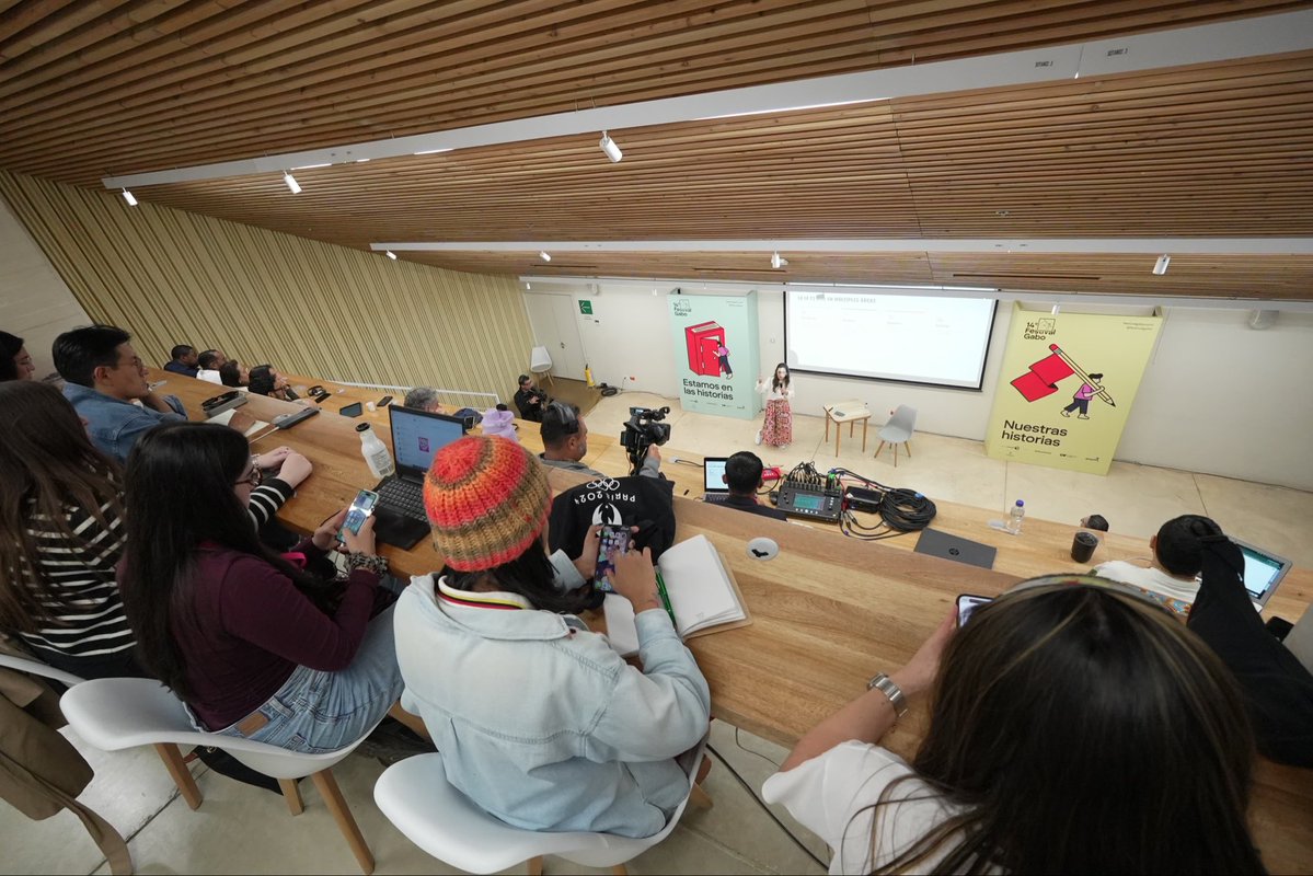 etica's tweet photo. 📢 #Ahora: Clase magistral ‘¿Cómo hacer que la IA sea valiosa para tu periodismo?’ con @AnaValacco 🇦🇷, en el #FestivalGabo2026

👉🏾Lee lo mejor de la clase en este 🧵 https://t.co/Gy2KpJChHw