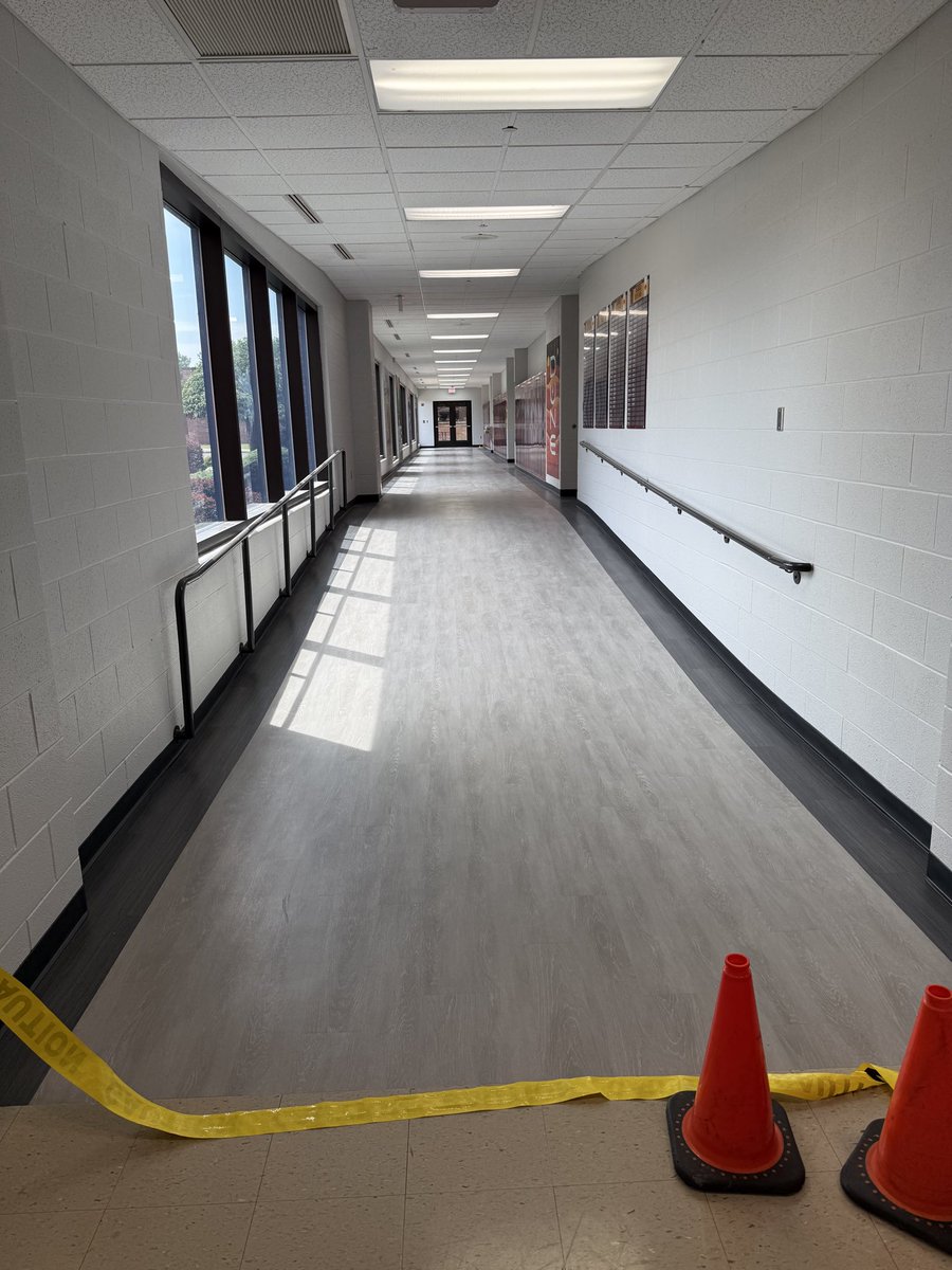AvonLake_Ops's tweet photo. We have completed another hallway project at @AvonLakeHS as we continue to refresh spaces in the building. The paint really makes the student murals pop! @AvonLakeSchools #ALexcellence #ALite https://t.co/oqPX3SqMx6
