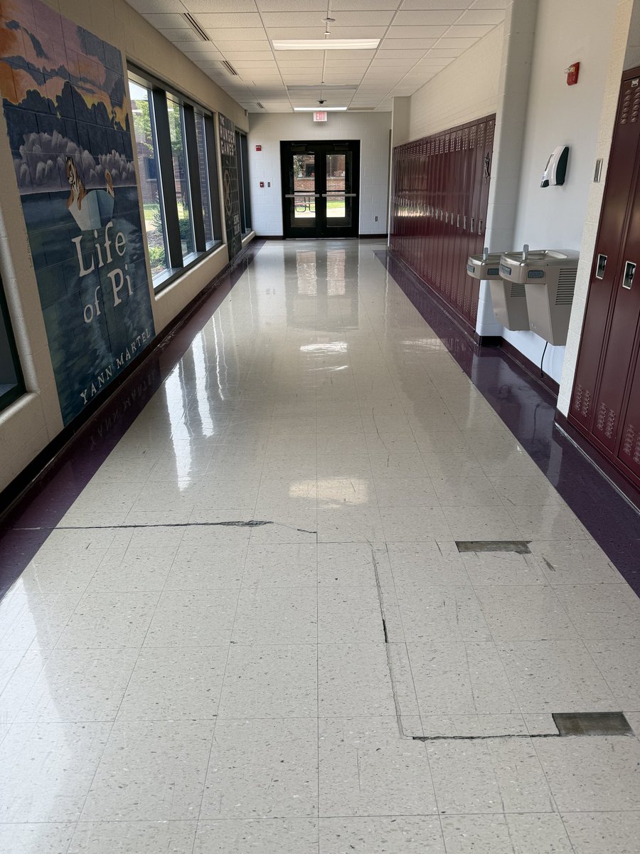 AvonLake_Ops's tweet photo. We have completed another hallway project at @AvonLakeHS as we continue to refresh spaces in the building. The paint really makes the student murals pop! @AvonLakeSchools #ALexcellence #ALite https://t.co/oqPX3SqMx6