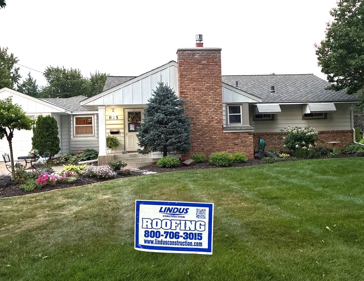 LindusCon's tweet photo. 🏠 Built in 1953, Janet’s home now has a new @gafroofing Grand Sequoia® Lifetime Designer roof with impact-resistant shingles.

The dimensional style complements the character of the home, while the impact resistance adds protection against severe weather.🔨

#RoofingContractor https://t.co/LMDACqVB9v
