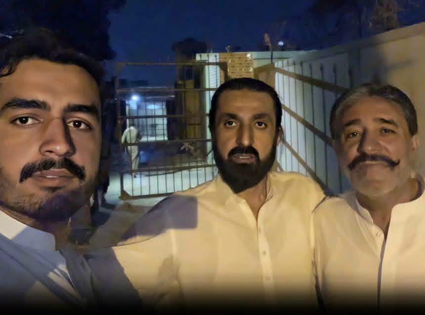 MehsudSammy's tweet photo. ټولو لر او بر افغان ولس ته د زړه له کومي مبارکي وایم چې د پښتون ژغورنې غورځنګ (PTM) مرکزي غړی محترم کامریډ زبیر شاه آغا د پنجابي فاشسټ ریاست له زندانه ازاد شو
دا ازادي د ظلم پر وړاندې د درېدونکو خلکو د حوصلې نښه ده۔
زور، زندان او انتقامي چلونه د حق غږ خاموشه کولای نشي
#OnlyPTM https://t.co/dSezPFo4p0