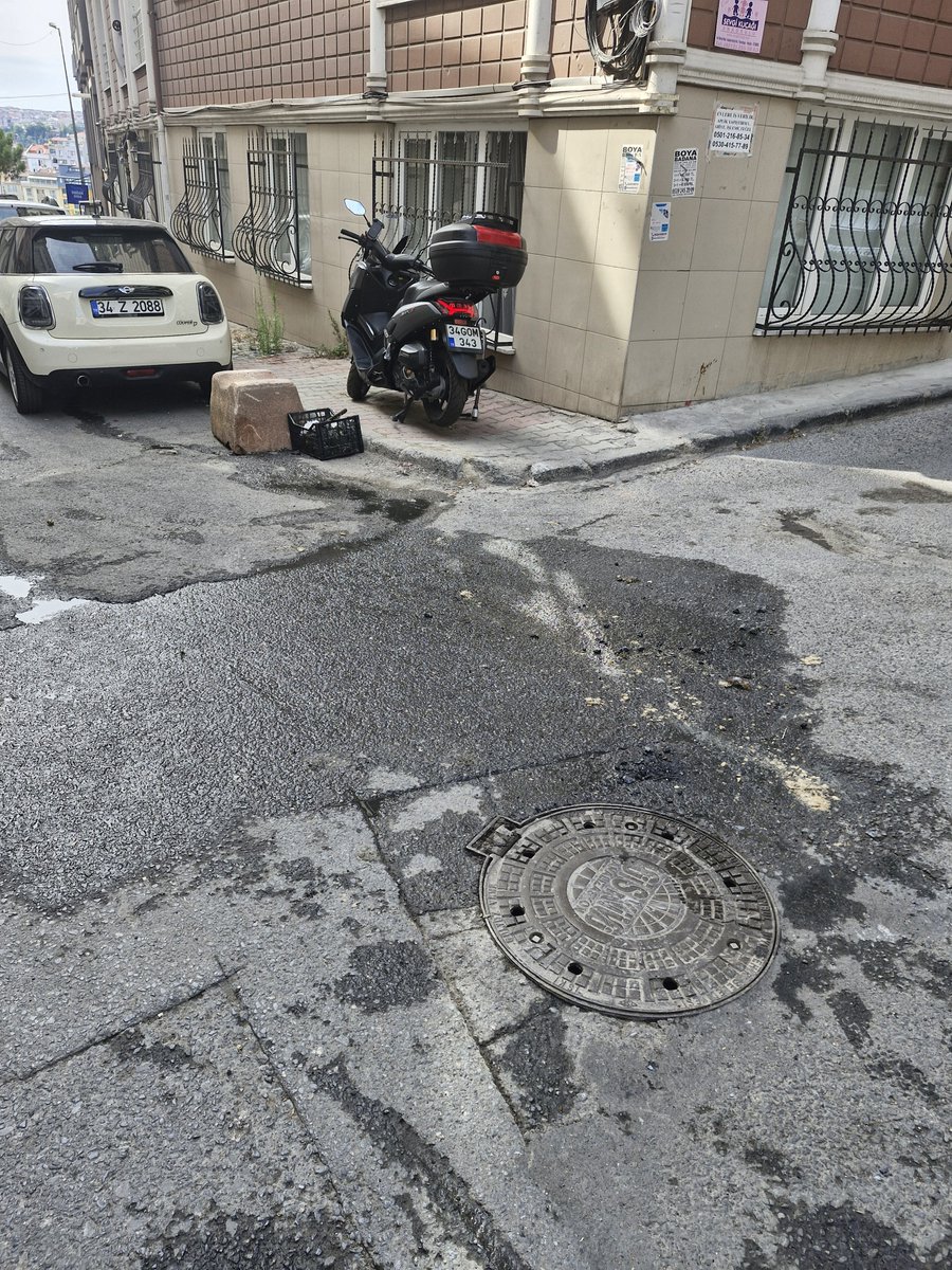 oguz_akbaba's tweet photo. Beyoğlu Halicioglu mah. Ahretlik sk.da bugun 18:00 de tıkanan lağım logarını açan çalışanlarınız logardan çıkan lağımı ve pisliği sokağin ortasında bırakarak gittiler yazın sıcağında bu yapılacak iş mi koku sokagi sardı 
@iski_destek  @BeyogluBld @TC_Beyoglu @IBBcozummerkezi https://t.co/1WF8VlwQoT