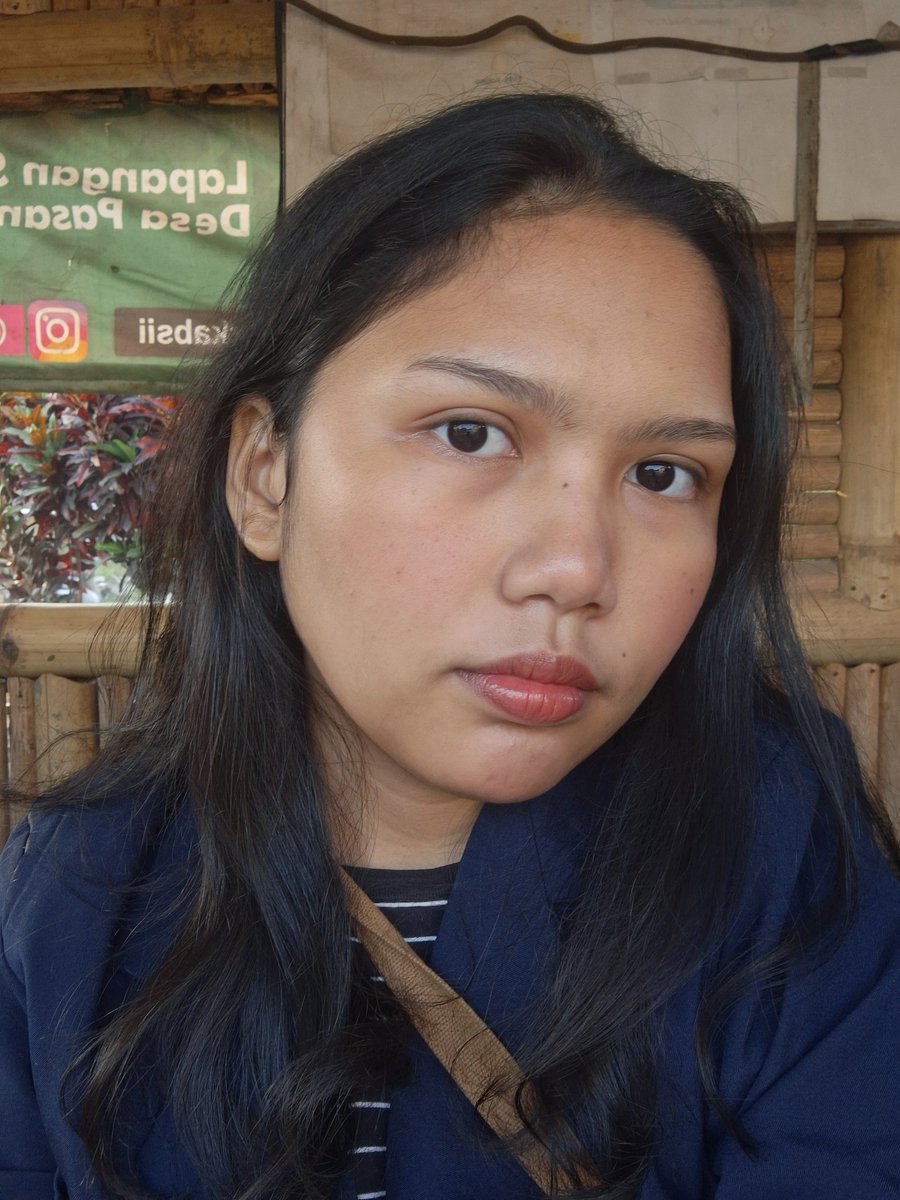 waldorfiess's tweet photo. Apalah gue tanpa bronzerr &amp; fensil alis di kkn unchpad cheekembar inih njinggzz ?!?? https://t.co/WZIEJYsaxV