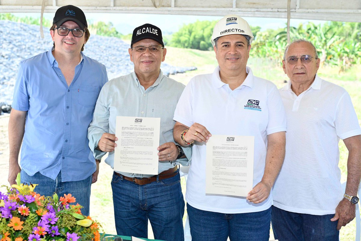 SoyMASambiental's tweet photo. Una obra que fortalece la seguridad y la tranquilidad de Florida. 

Con una inversión de $13.901 millones, desde la @CvcAmbiental entregamos el dique de protección sobre la margen derecha del río Frayle para mitigar el riesgo de inundaciones, erosión y avenidas torrenciales que durante años han afectado al municipio.

Esta infraestructura de 1.200 metros beneficiará a cerca de 40.000 habitantes, ayudando a proteger sus vidas, sus hogares y su bienestar frente a futuros eventos extremos. 🏗️💚

Seguimos cumpliendo con obras que fortalecen la gestión del riesgo y generan mayor seguridad para las comunidades del Valle del Cauca. Ese es nuestro compromiso con el territorio y con su gente. 🌿🌱

#SeVeCVC #MásCercaDeLaGente