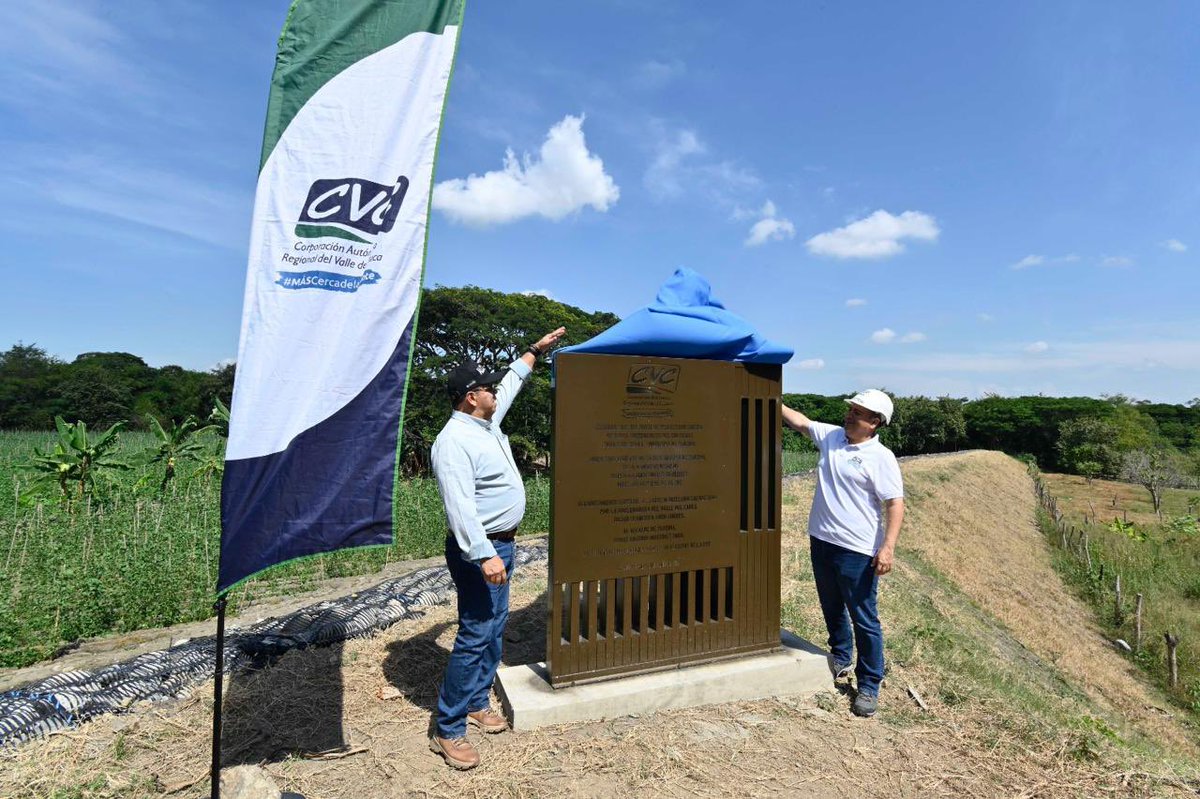 SoyMASambiental's tweet photo. Una obra que fortalece la seguridad y la tranquilidad de Florida. 

Con una inversión de $13.901 millones, desde la @CvcAmbiental entregamos el dique de protección sobre la margen derecha del río Frayle para mitigar el riesgo de inundaciones, erosión y avenidas torrenciales que durante años han afectado al municipio.

Esta infraestructura de 1.200 metros beneficiará a cerca de 40.000 habitantes, ayudando a proteger sus vidas, sus hogares y su bienestar frente a futuros eventos extremos. 🏗️💚

Seguimos cumpliendo con obras que fortalecen la gestión del riesgo y generan mayor seguridad para las comunidades del Valle del Cauca. Ese es nuestro compromiso con el territorio y con su gente. 🌿🌱

#SeVeCVC #MásCercaDeLaGente