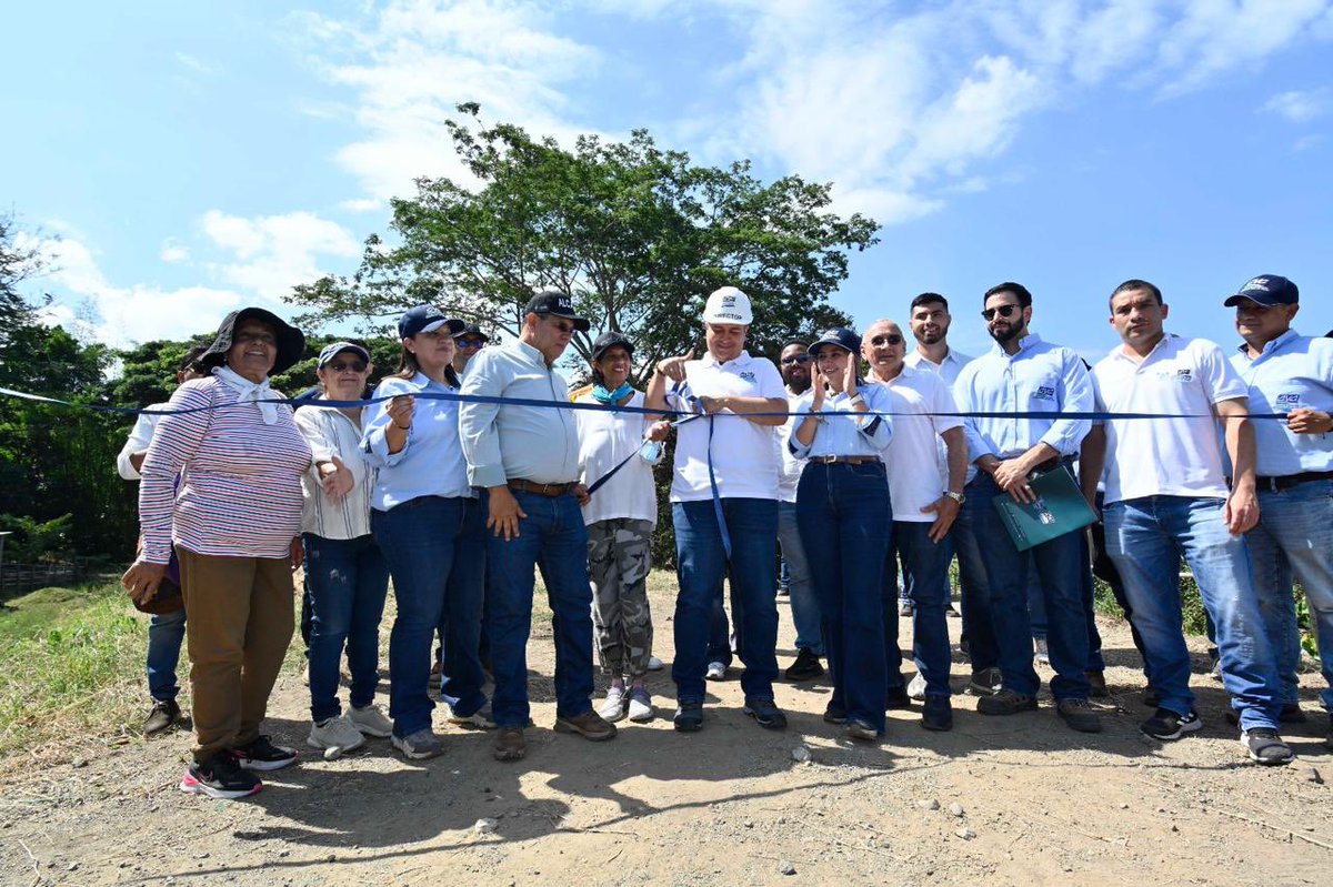 SoyMASambiental's tweet photo. Una obra que fortalece la seguridad y la tranquilidad de Florida. 

Con una inversión de $13.901 millones, desde la @CvcAmbiental entregamos el dique de protección sobre la margen derecha del río Frayle para mitigar el riesgo de inundaciones, erosión y avenidas torrenciales que durante años han afectado al municipio.

Esta infraestructura de 1.200 metros beneficiará a cerca de 40.000 habitantes, ayudando a proteger sus vidas, sus hogares y su bienestar frente a futuros eventos extremos. 🏗️💚

Seguimos cumpliendo con obras que fortalecen la gestión del riesgo y generan mayor seguridad para las comunidades del Valle del Cauca. Ese es nuestro compromiso con el territorio y con su gente. 🌿🌱

#SeVeCVC #MásCercaDeLaGente