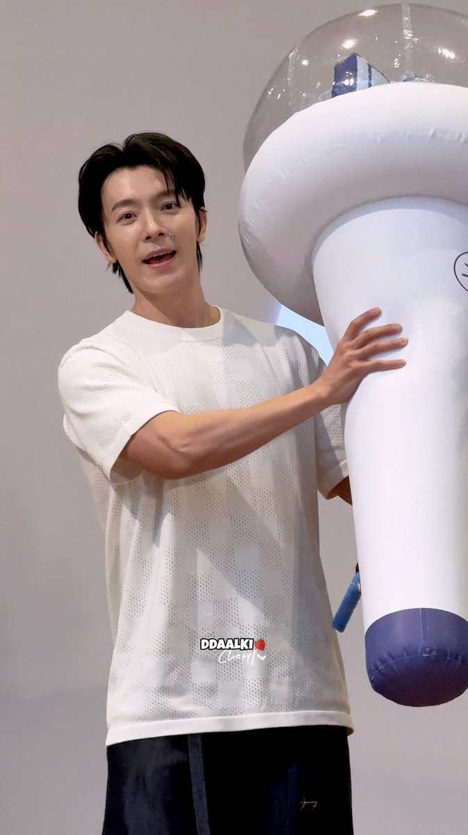 ddaalki's tweet photo. alive fansign in kaohsiung! 🐯☀️

“help! help!” bb was complaining that its heavy 🤣

@donghae861015 

#DONGHAE #동해 https://t.co/jQbGD8Cbd2