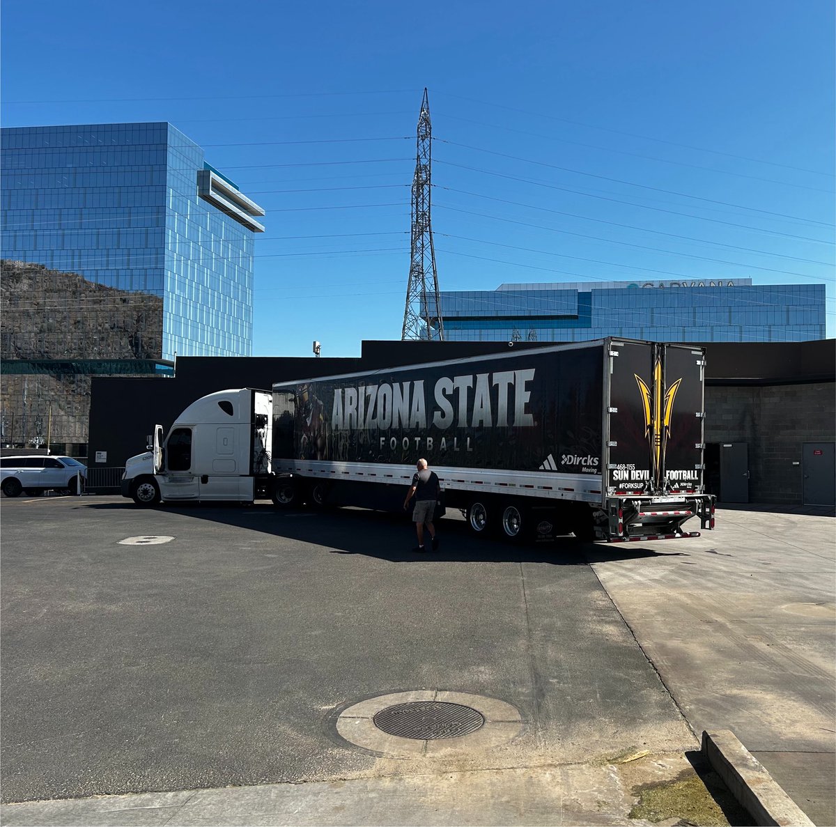 Arthur__Ash's tweet photo. Our equipment truck is on its way to London! 🔱🇬🇧🏈 https://t.co/xJh07IxlpT