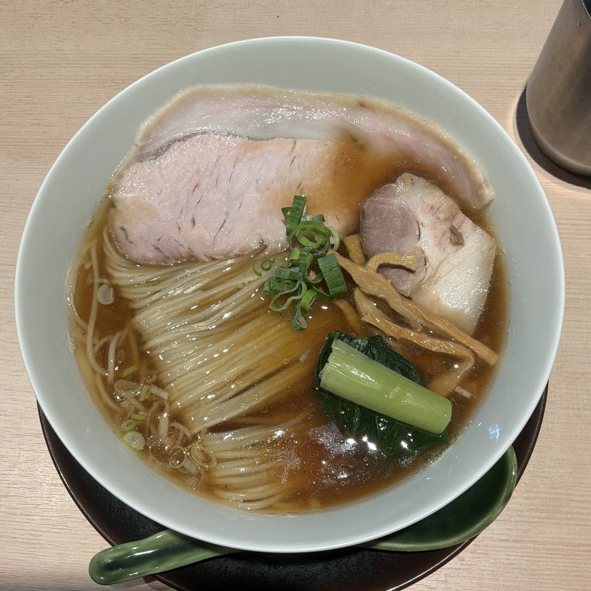 watanabejuan's tweet photo. 横浜「中華蕎麦 褒美松翔」で、醤油らぁめん。「豚仙人」「松千」などを手掛ける会社の新ブランドです。「資本系」と「二毛作」というラヲタを遠ざける要素しかないお店ですが、かなり良く出来てます。これが個人店だったら、もっと話題になったんだろうなぁ。 https://t.co/zS56E6ZHeP