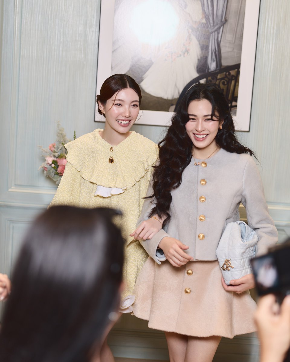 Siam_Paragon's tweet photo. Dior เปิดประตูบูติกโฉมใหม่ ณ สยามพารากอน พร้อมถ่ายทอดโลกแห่งจินตนาการที่ได้รับแรงบันดาลใจจากความทรงจำในวัยเยาว์ของ Christian Dior และความงดงามของพืชพรรณและสัตว์นานาชนิดในประเทศไทย ผ่านงานจัดแสดงที่รังสรรค์จากเศษผ้าและวัสดุอัปไซเคิลจาก Dior Ateliers สะท้อนความหลงใหลในธรรมชาติและงานฝีมืออันประณีตของเมซง

การเปิดบูติกโฉมใหม่ครั้งนี้ได้รับเกียรติจาก หลิงหลิง ศิริลักษณ์ (@linglingsirilak) และ ออม กรณ์นภัส (@ormmormm) มาร่วมเฉลิมฉลอง พร้อมสัมผัสประสบการณ์สุดพิเศษภายในบูติกแห่งใหม่ของ Dior

ร่วมสัมผัสโลกแห่ง Dior ได้แล้ววันนี้ ณ ชั้น M, 1 และ 2 สยามพารากอน

LINGORM DIOR BA AT PARAGON
#Dior #LingOrm  #LingOrmAtDiorSiamParagon #linglingkwong #Ormkornnaphat 
#SiamParagon