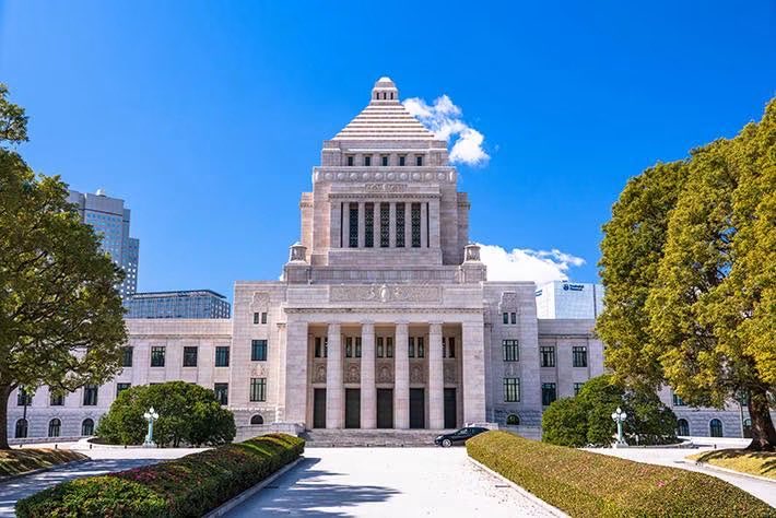 matsuzawaoffice's tweet photo. 会議は踊る。だが、結論は出ず。これを小田原評定と言うのか。国会最終番は揉めに揉めた。

副首都法案は、参議院本会議で2票差でギリギリの可決。高市政権と維新は救われた。

ただ、副首都構想の必要性は理解するが、この法案は大阪への我田引水が酷すぎた。

私は党の会議で、問題点を指摘し、このままでは、野党の猛反発を喰らうと警告し続けた。

結果はその通りになった。しっかり反省して、出直さなければならない。

民主主義は妥協の芸術、という格言があるが、今の国政は妥協の産物以下、と国民に思われているのではないか。

#特別国会 #参議院 #副首都法案