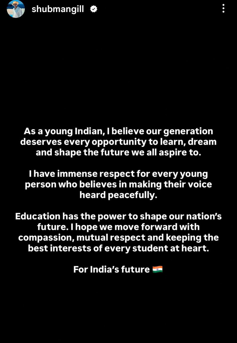 JAT_SAMAAJ's tweet photo. अगर कोई खिलाड़ी अन्याय के खिलाफ आवाज़ उठाता है, तो वहीं सम्मान का असली हकदार होना चाहिए।

रिस्क तो इस छोरे ने भी लिया। भारतीय क्रिकेट टीम का नया-नया कप्तान होने के बावजूद अगर कोई सच के साथ खड़ा होता है, तो यह आसान फैसला नहीं है क्योंकि BCCI इन्हीं लोगों के हाथ में है।

लेकिन जब भी कहीं अन्याय होता है, जाट समाज के लोग अक्सर उसके विरोध में सबसे आगे दिखाई देते हैं। यही हमारी पहचान रही है—हक और इं��ाफ के लिए खड़े होना।

हमें ऐसे लोगों को अपना आदर्श बनाना चाहिए जो मुश्किल समय में जनता के साथ खड़े हों, न कि सिर्फ इसलिए किसी को सिर पर बैठा दें क्योंकि वह बड़ा खिलाड़ी या मशहूर चेहरा है।
जिनको क्रिकेट का भगवान बनाया है लोगों ने वो ही आवाज उठाने से डरते है।