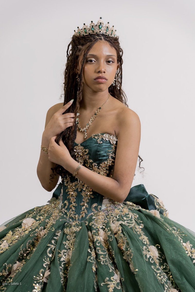 justlovino's tweet photo. hi im sharing my sweet sixteen dress since i turn 16 in like 11 hours but im holding my sister in the first pic and i much rather kms than post my siblings on this app https://t.co/WravVbWVim