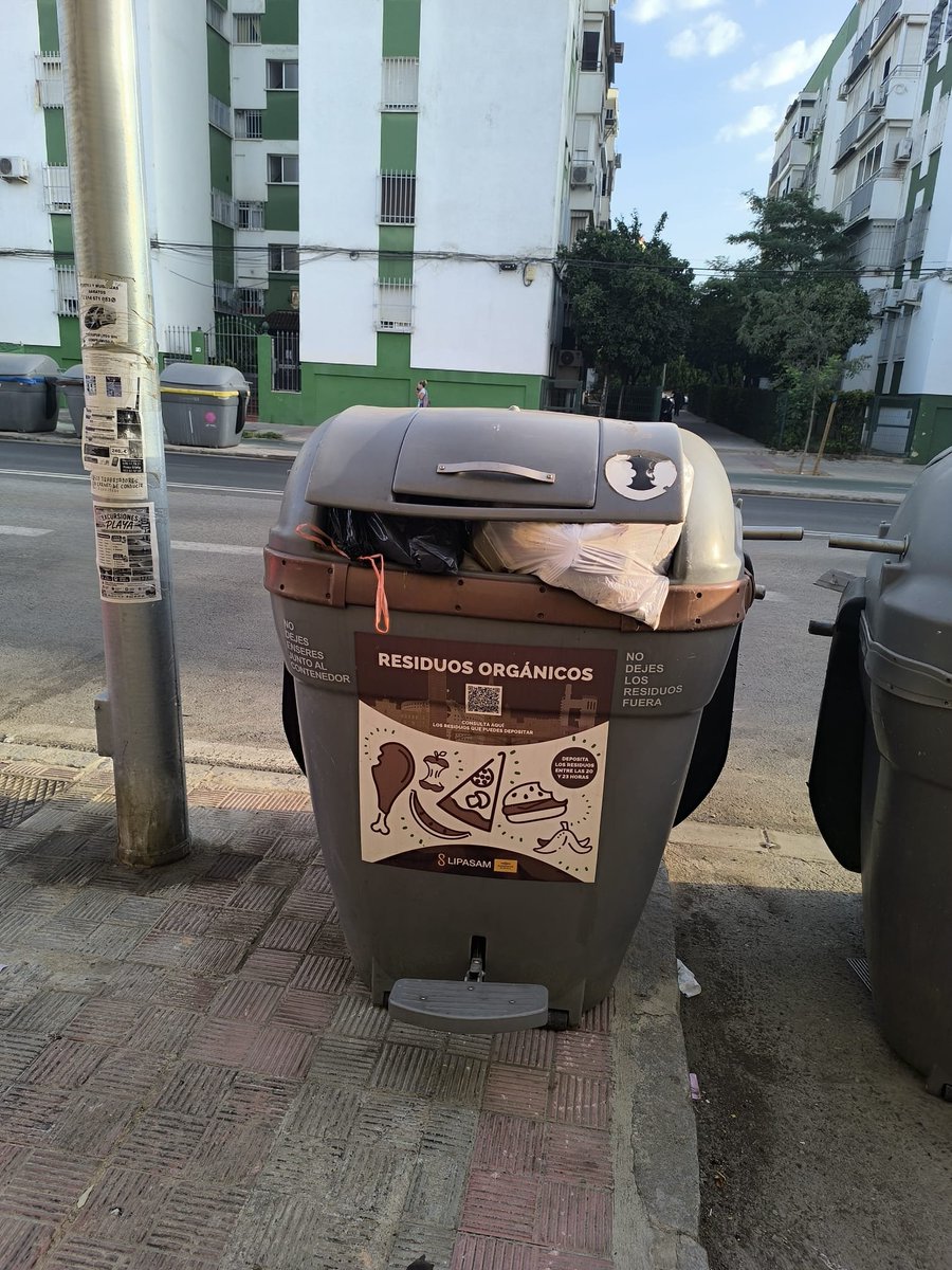 Sevillasucia's tweet photo. Agradezco que me continúen mandando fotos para que se denuncia la mierda 💩 y mugre que tiene la #Sevilla de @eveliarincon y @jlsanzalcalde

Voy hacer una excepción por este vecino de la Macarena pero tengo suficiente con las fotos del #DistritoEste https://t.co/uTJ4UCW8zd