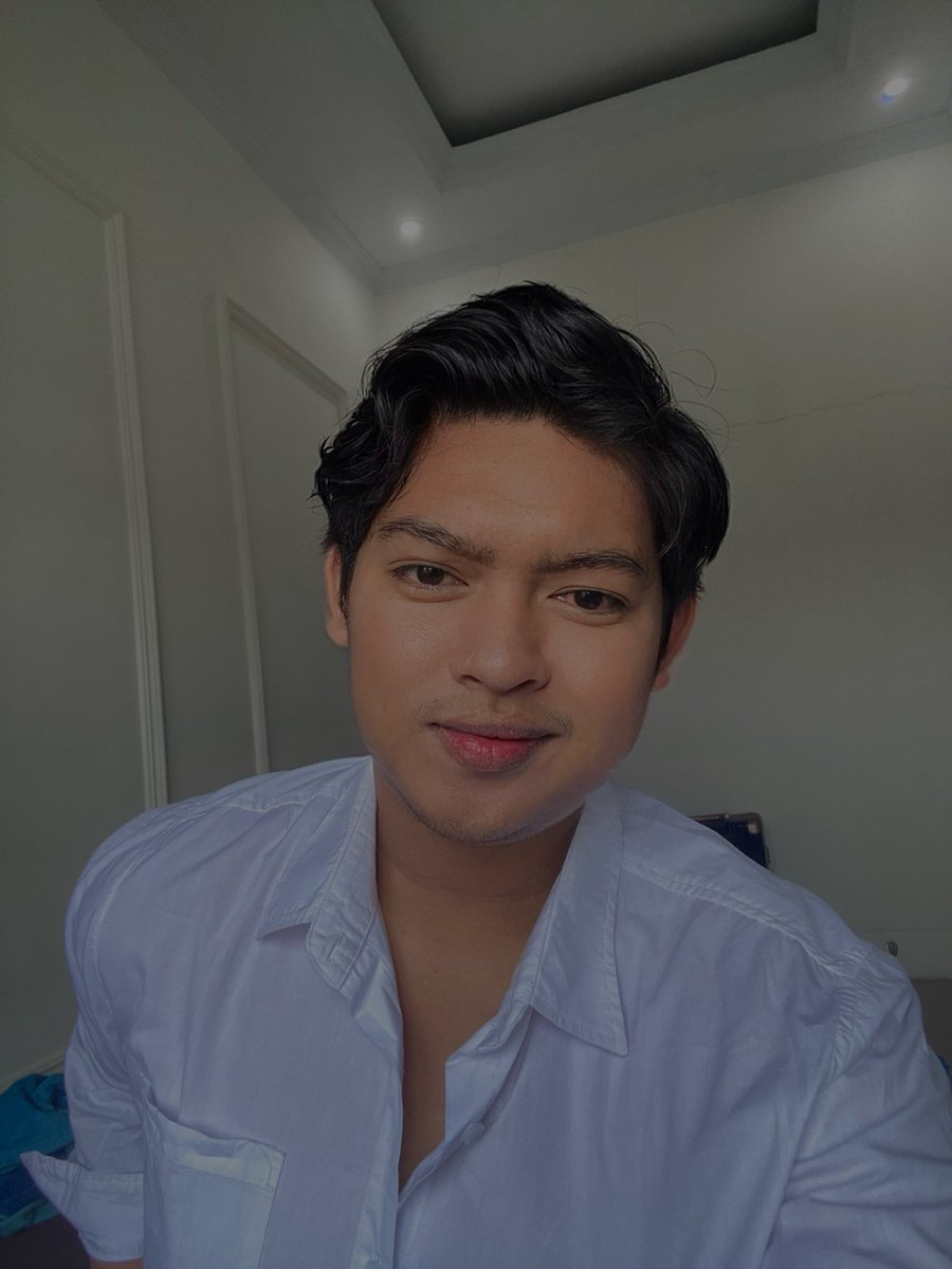 writtenbyalx's tweet photo. be honest… white shirts are kinda my color, right? 👀 https://t.co/go60YLf1Xl