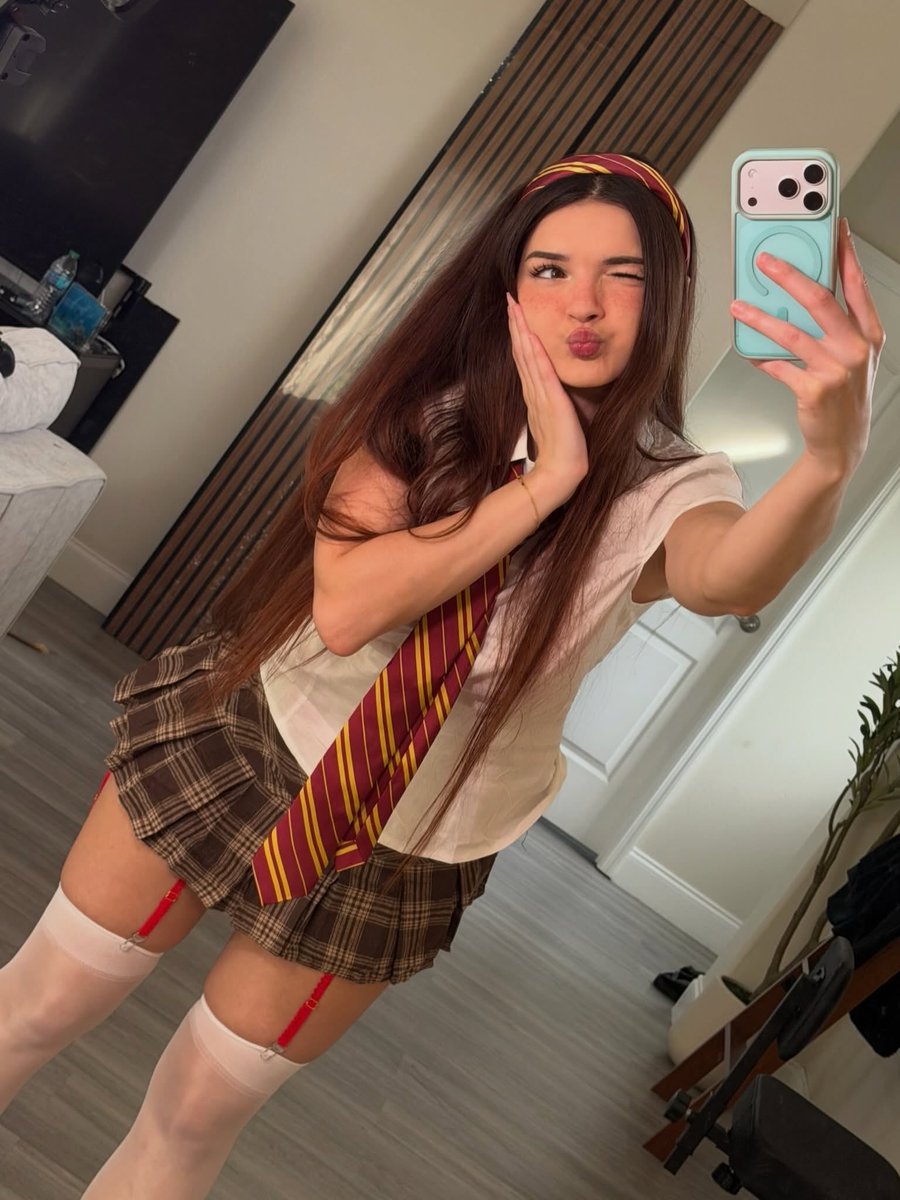 DrChambritas's tweet photo. Sexy o no?
Carita ingenua y sensual cuerpo 🤤 peligrosa combinación para los hombres 🔥
#schoolies #schoolgirl #colorada #RedheadQueen https://t.co/iHxvFIyf4K