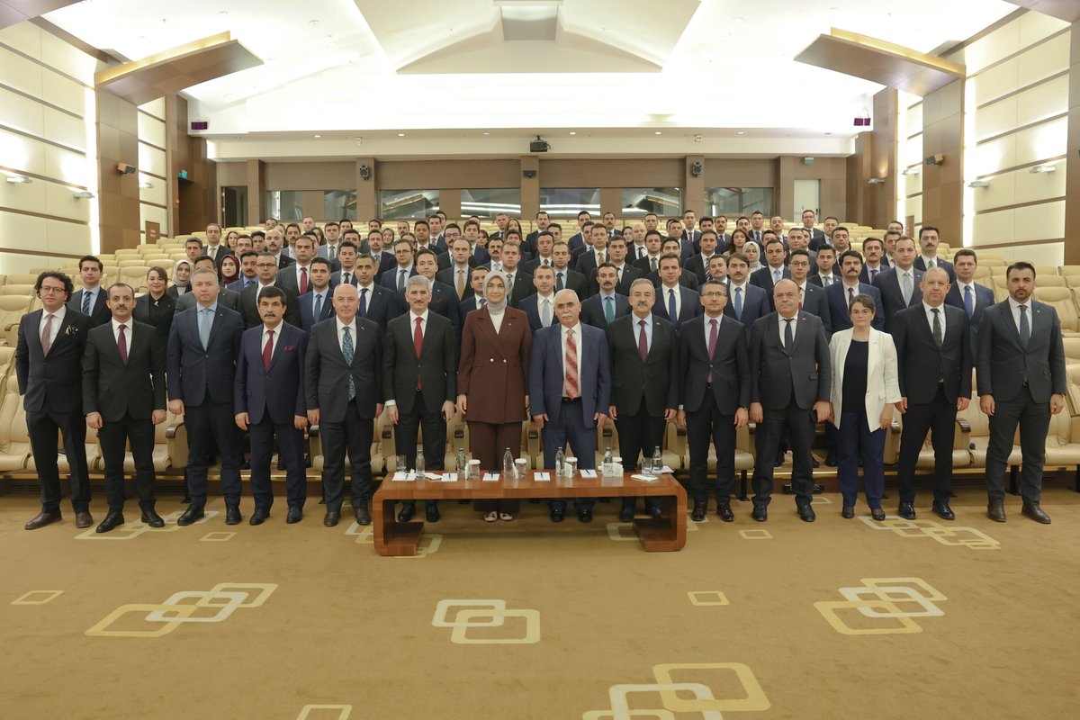 AYMBASKANLIGI's tweet photo. Anayasa Mahkemesi Başkanı Kadir Özkaya, 111. Dönem Kaymakamlık Kursu kapsamında Anayasa Mahkemesine ziyaret gerçekleştiren kaymakam adaylarıyla bir araya geldi.

Kaymakam adaylarına meslek hayatlarına dair tavsiyelerde bulunan Başkan Özkaya, “Aklınızla, bilginizle, iradenizle, yetkiniz çerçevesinde hakkıyla ve adil bir şekilde yönetin. Doğruluktan ve adaletten hiçbir zaman ayrılmayın.” dedi.

https://t.co/vV6hjhxoq7