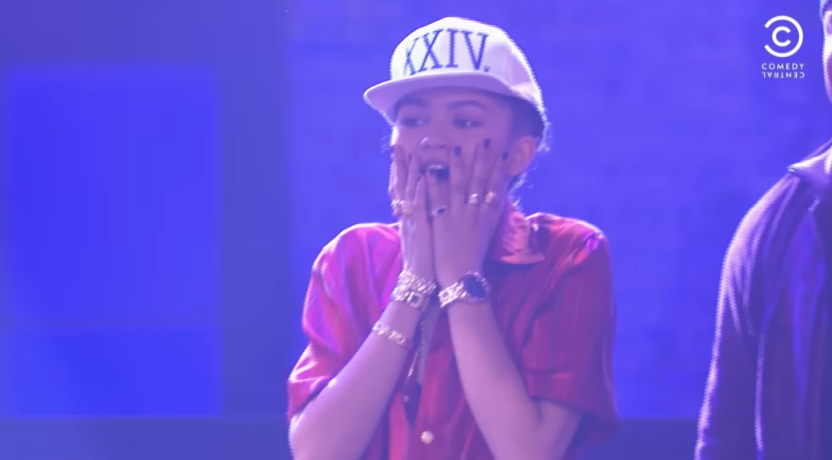 PoohChaiKonNun's tweet photo. ทุกครั้งที่วีดีโอ  lip sync battle รันขึ้นมาจะหยุดดู และยิ่งดูยิ่งมั่นใจว่านี่คือจังหวะตกหลุมรักเป็นแบบนี้ How I Met Your Mother สุด ๆ Zendaya เหมือน Alpha ที่เจอ Omega ที่โคตรถูกใจแบบคาดไม่ถึง ละใครที่ตัดชุดนี้ให้น้องทอมคือทำดีมาก มันน่ารักแบบไม่โป๊อะ https://t.co/ft1EBdLNlZ