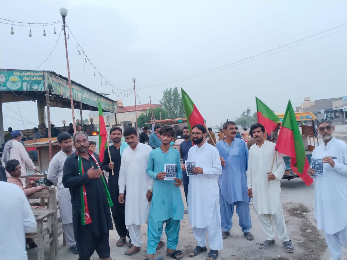 ptisindhupdates's tweet photo. 📍دادو/سندھ

5 اگست یومِ سیاہ کے حوالے سے پی ٹی آئی ضلع دادو کی جانب سے دادو شہر کے مختلف علاقوں میں تیسرے روز بھی عوامی آگاہی مہم جاری

اس موقع پر پارٹی رہنماؤں اور کارکنان نے شہریوں سے ملاقاتیں کیں اور شاپ ٹو شاپ عوام میں ہینڈ بلز تقسیم کیے۔
@salmanAraja https://t.co/vfBBAvYja7