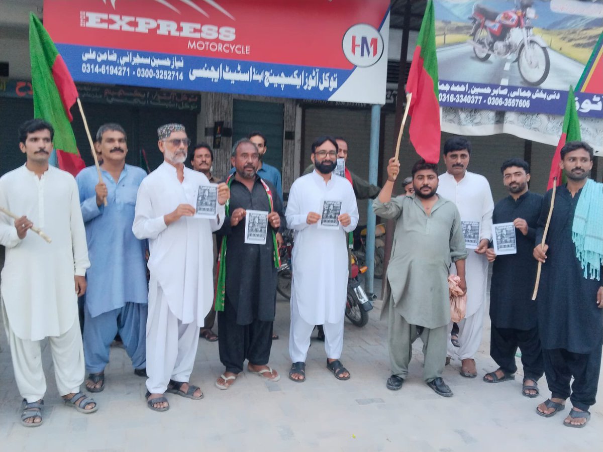 ptisindhupdates's tweet photo. 📍دادو/سندھ

5 اگست یومِ سیاہ کے حوالے سے پی ٹی آئی ضلع دادو کی جانب سے دادو شہر کے مختلف علاقوں میں تیسرے روز بھی عوامی آگاہی مہم جاری

اس موقع پر پارٹی رہنماؤں اور کارکنان نے شہریوں سے ملاقاتیں کیں اور شاپ ٹو شاپ عوام میں ہینڈ بلز تقسیم کیے۔
@salmanAraja https://t.co/vfBBAvYja7