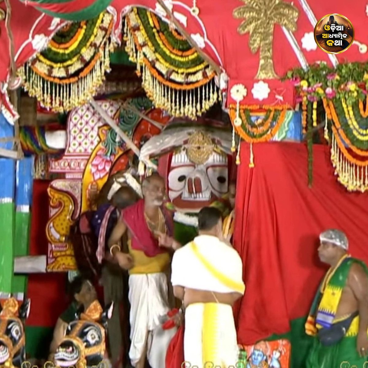 odiajagat's tweet photo. ।। ହରି ନାରାୟଣ ଭେଟ ।।

ଉତ୍କଳୀୟ ପରମ୍ପରା ଜଗନ୍ନାଥ ସଂସ୍କୃତି ରେ  ଦେଢ଼ଶୁର ଭାଇବୋହୂ ର ପବିତ୍ର ସମ୍ପର୍କ ର ନିଦର୍ଶନ। ଦେଢଶୁର ଆଗକୁ ଭାଇବୋହୂ ଯିବନି କି ଭାଇବୋହୂ ଆଗକୁ ଦେଢଶୁର ଯିବନାହିଁ। ସମାଜ ଶ୍ରୁଙ୍ଖଳିତ ପାଇଁ ଏ ନିୟମ ରହିଛି ଆଉ ଆମ ମହାପ୍ରଭୁ ମା ସାଆନ୍ତାଣୀ ଖାଣ୍ଟି ଓଡ଼ିଆ ପରି ଏହି ନିୟମ ରେ ବନ୍ଧା ହୋଇ ମାନବୀୟ ଲୀଳା କରୁଛନ୍ତି। ହେରାପଞ୍ଚମୀ ଦିନ ମହାପ୍ରଭୁ ଙ୍କ ଦର୍ଶନ ନ ପାଇ ମହାଦେବୀ ବଡ଼ଦେଉଳ ଫେରିବା ବାଟରେ ଗଜପତି ଙ୍କୁ ସାବଧାନ କରି ଯାଇଥିଲେ ଜଦି ମହାପ୍ରଭୁ ୪ ଦିନ ମଧ୍ଯରେ ନ ଫେରିବେ ତାହେଲେ ସେ ତାଙ୍କ ରାଜ୍ୟ ଛାଡି ଚାଲିଯିବେ ଓ ସଂପୂର୍ଣ୍ଣ ରାଜ୍ୟ କୁ ଶ୍ରୀହୀନ କରିଦେବେ ତ ବାହୁଡ଼ା ଯାତ୍ରାରେ ମହାପ୍ରଭୁ ବାହୁଡ଼ିଲା ବେଳେ ବଡ଼ବାଡ଼ ଙ୍କ ତାଳଧ୍ଵଜ ରଥ ଓ ସୁଭଦ୍ରା ଙ୍କ ଦର୍ପଦଳନ ରଥ ସିଂହଦ୍ଵାର ନିକଟରେ ପଂହଚିବା ପରେ ରାଜା ଶ୍ରୀନଅର ଠାରେ ମହାପ୍ରଭୁ ଙ୍କ ନନ୍ଦିଘୋଷ ରଥ କୁ ଅଟକାଇ ବଡ଼ଦେଉଳ ରୁ ମା ମହାଲକ୍ଷ୍ମୀ ଙ୍କୁ ଆଣି ଲକ୍ଷ୍ମୀ ଜଗନ୍ନାଥ ଭେଟ କରାନ୍ତି। ବଡ଼ଦେଉଳ ମା ମହାଲକ୍ଷ୍ମୀ ବିଜେ ହେଲାବେଳେ ବଡ଼ଠାକୁର ଙ୍କ ରଥରେ ସେବାୟତ ମାନେ ପାହାଡ଼ା ପକାଇ ଦିଅନ୍ତି। ଯେପରିକି ମା ମହାଲକ୍ଷ୍ମୀ ବିଜେବେଳେ ବଡ଼ଠାକୁର ଦେଖିପାରିବେ ନାହିଁ। ଏ ହେଉଛି ଜଗନ୍ନାଥ ସଂସ୍କୃତି ର ନାରୀପ୍ରତି ସମ୍ମାନ ଆଉ ସମ୍ପର୍କ ର ସୀମା ରେଖା ଯାହାକୁ ସ୍ବୟଂ ଭଗବାନ ହୋଇ ସୁଧା ପାଳୁଛନ୍ତି।