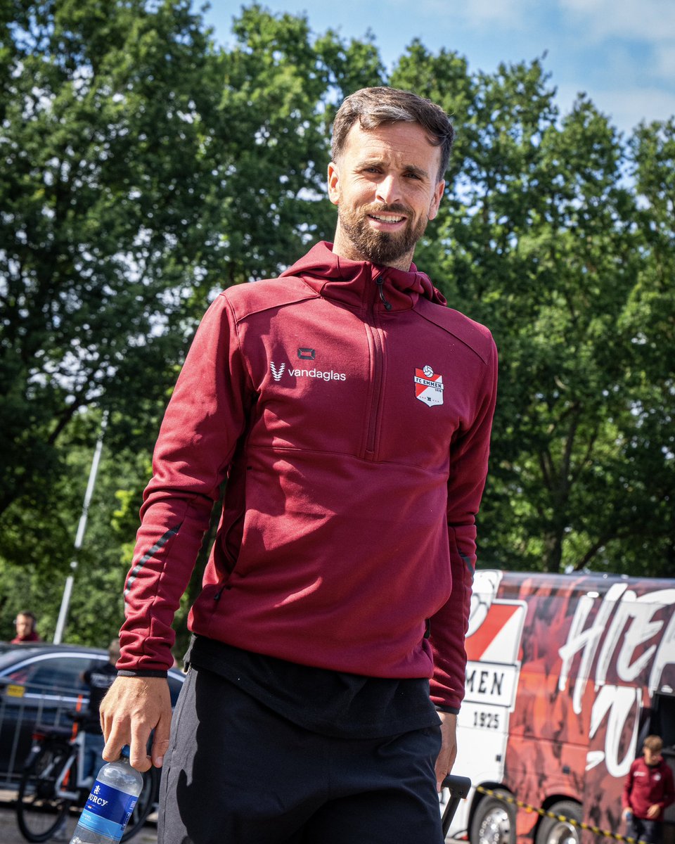 FC_Emmen's tweet photo. We zijn weer terug in 𝗖𝗼𝗲𝘃𝗼𝗿𝗱𝗲𝗻! 

#EMMtwe #HIERHOORIK #HIERKOMIKWEG https://t.co/8n5sqTkl8V
