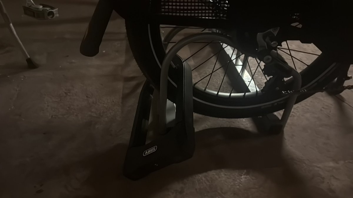 MariaZenner_'s tweet photo. I repeated FOUR times: “Lock the bike by the frame, not the tires.”

The photo my husband just sent me… 💀

Conclusions? https://t.co/0P7OslPUP9