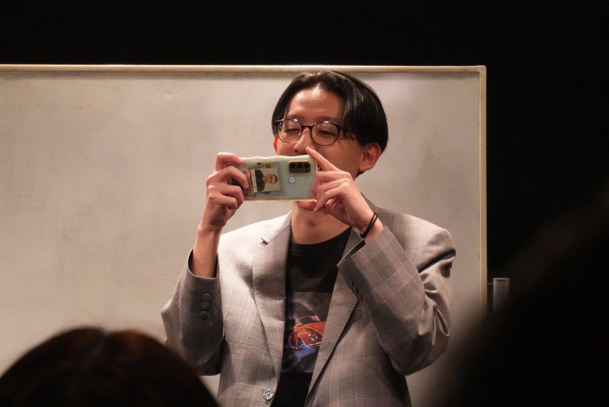 _wskf's tweet photo. 谷拓哉の全部冗談ライブ3行ってきた！またもお互い撮り合うOP。今日は前回と違うパターンでより好きな谷さんの話でした〜〜〜 https://t.co/Z8isi0GPSC