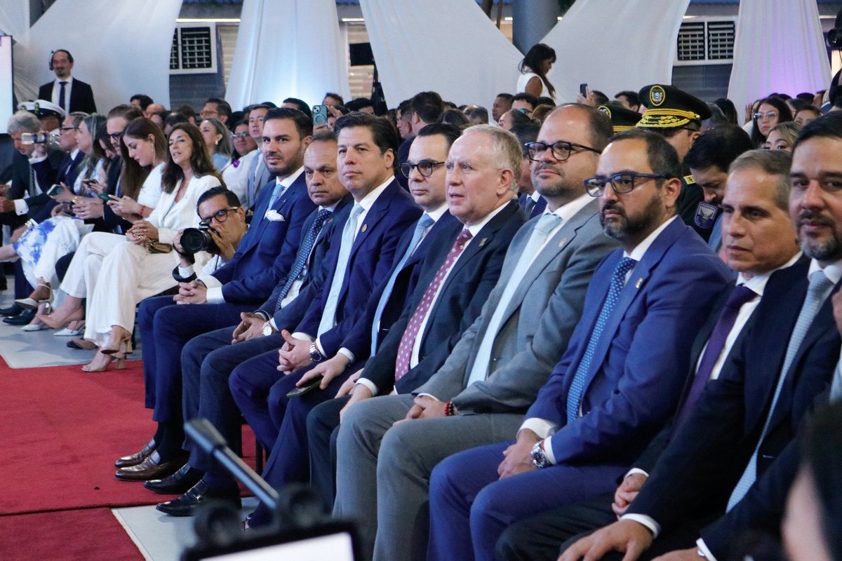 SuperintEC's tweet photo. Durante la ceremonia se rindió homenaje a la #PerlaDelPacífico y se entregaron reconocimientos🏅a personalidades e instituciones destacadas de la ciudad, por sus aportes en los ámbitos social, cultural, académico, profesional y económico. https://t.co/xk5tt6zMQD