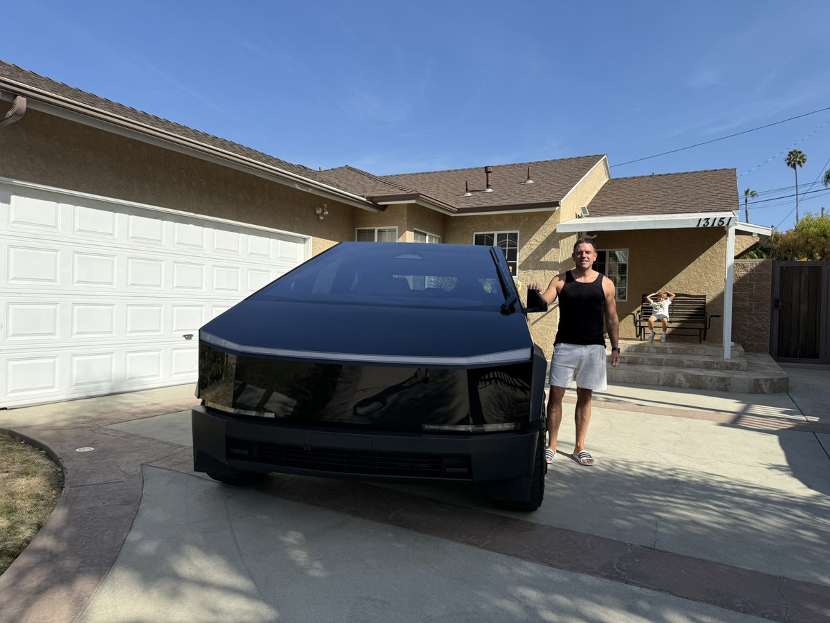 awflueckiger's tweet photo. Dieser Kleinwagen ist unser Gefährt für unsere Woche in LA 🤪 und es hat FSD (Full Self Driving). Liebe EU und liebe Schweiz, seit wir hier sind bin ich kein Meter selbst gefahren sondern habe mich ab Flughafen chauffieren lassen und Überraschung das Teil fährt besser, selbstbewusster und sicherer als ich je hier fahren könnte. Gebt die Software endlich frei und macht einen Schritt in die Zukunft, denn hier hat die Zukunft bereits begonnen, manchmal ist halt „learning by doing“ die bessere Wahl als immer die Oberbürokraten rauszuhängen. Eins ist sicher, die Zukunft wird atemberaubend. 🤩