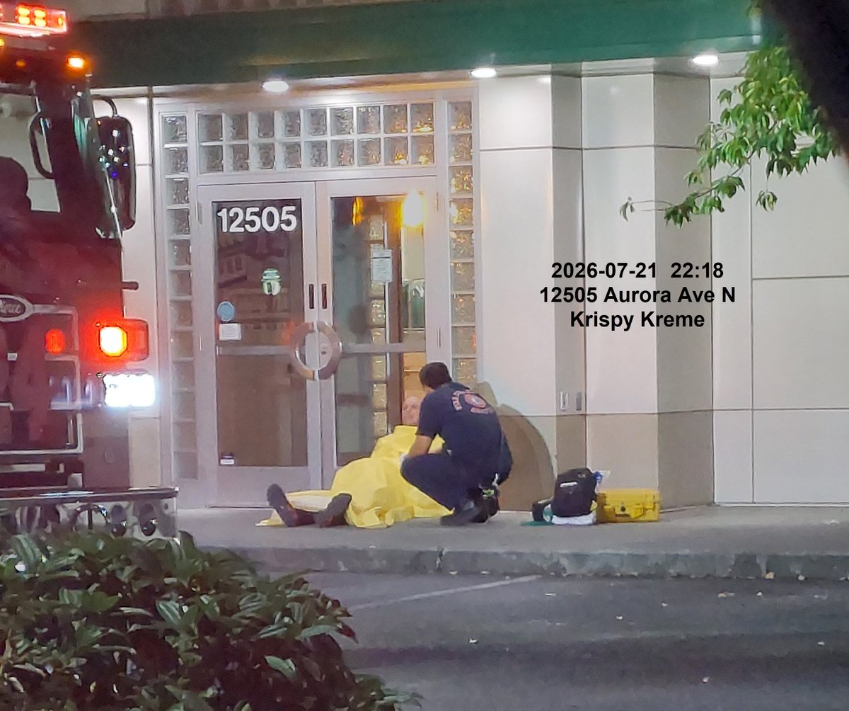 CampSiteSeattle's tweet photo. 2026-07-21  22:18, 12505 Aurora Ave N, Krispy Kreme in north #Seattle. @MayorofSeattle @VisitSeattle https://t.co/hu77GoqG4e