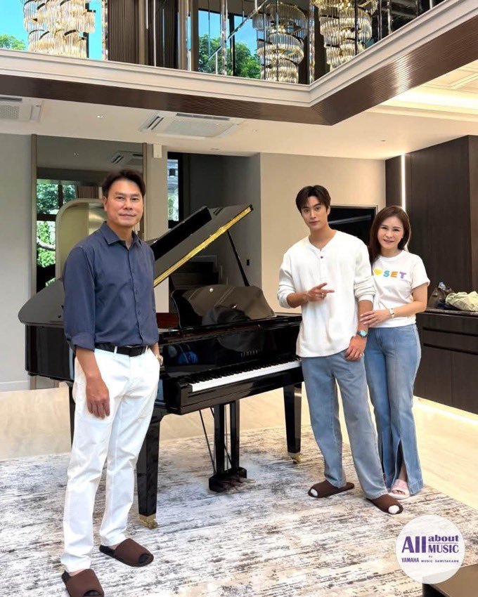 eep_ppe's tweet photo. #Gemini_NT #เจมีไนน์
น้องเจมก็คืออภิชาตบุตรของแม่หนิง และพ่อนพไม่เกินจริงเลย พอเริ่มทำงานเงินเดือนก้อนแรกในชีวิตก็มอบให้แม่หนิง และน้องเคยบอกว่าพอทำงานก็อยากจะคืนหรือตอบแทนที่ป๊าส่งจนจบharrow(ซึ่งป่านนี้ก็น่าจะคืนหมดแล้ว) จ่ายค่าเทอมมหาลัยเอง รายได้จากDIVINEก็ยกให้แม่หนิงทั้งหมด ซื้อรถทุกคันด้วยตัวเอง และซื้อบ้านราคา40กว่าล้านตอนอายุแค่20 และสามารถปิดจบได้ในวัย21ปี สู่วันนี้ที่บ้านเสร็จสมบูรณ์พร้อมอยู่100%อ่ะคุรน้า นี่เป็นแค่แม่ออนไลน์ยังภูมิใจในตัวน้องเจมขนาดนี้เลย🥹