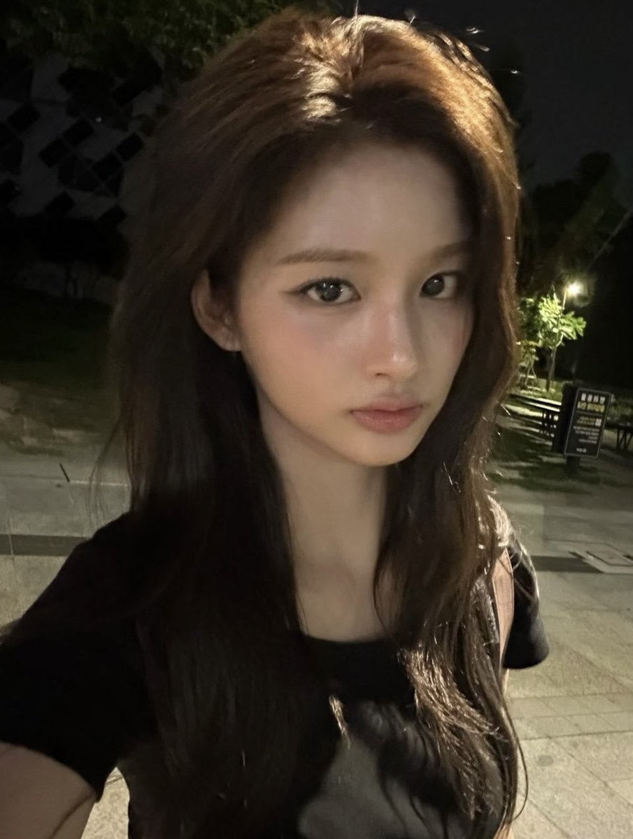 JADE0000012's tweet photo. 人的审美真的蛮局限的，今天惊讶的发现喜欢的脸不论女男都统一有一个厚厚的、唇峰不是很明显的嘴唇。。 https://t.co/aMt5t0rU3V