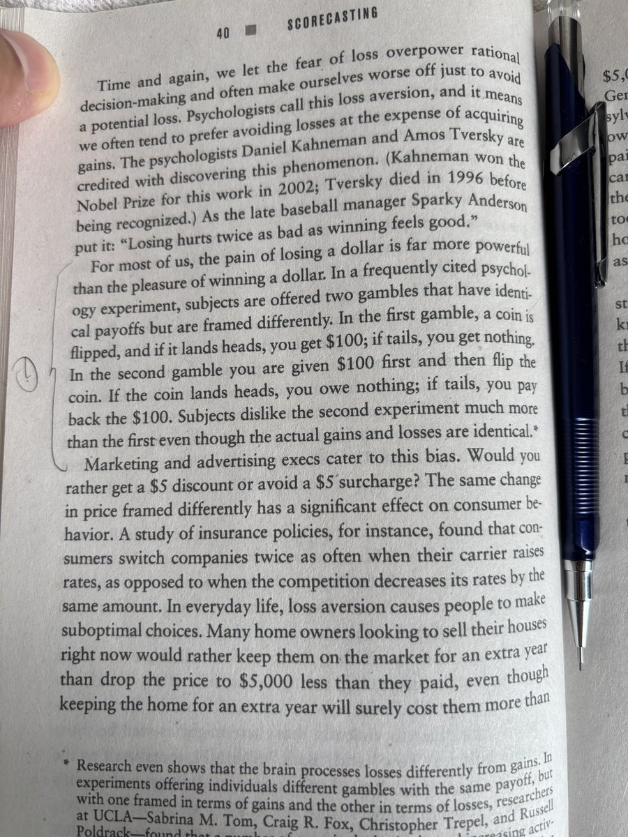 nldorin's tweet photo. Aversión a la pérdida y la Selección Argentina

Concepto

Leyendo “Scorecasting” de Tobias Moskowitz y Jon Wertheim (2011), me encuentro con un término acuñado por Daniel Kanheman y Amos Tversky en 1979: “loss aversion” (o aversión a la pérdida). En resumidas cuentas: el dolor a perder algo es psicológicamente más fuerte que el placer de ganar lo mismo (ver foto 1). La aversión a la perdida no es racional, sino una distorsión sistemática que empuja a la gente a tomar peores decisiones con tal de no sentir que perdieron algo. 

En el deporte

Aqui la distorsión es muy reconocible: el equipo con ventaja en el marcador deja de jugar para ampliar ventaja y empieza a jugar para no perderla. Es decir, comienza a replegarse, cerrar espacios, entregar la pelota y esperar -con mucho orden y marca- que el reloj haga su trabajo. Ese cambio de comportamiento en base al resultado es lo que la Selección Argentina explotó durante la fase eliminatoria del mundial. 

En el mundial

Egipto: minuto 67 y Argentina pierde 2-0. Egipto se repliega y Argentina con empuje, posesión, carácter, corazón y con la aversión a perder del rival, logra en 14 minutos dar vuelta el resultado.

Inglaterra: post gol de Gordon al minuto 55, los ingleses tuvieron el 36% de posesión y terminaron con 6 remates totales en noventa minutos. Es decir, en ningun momento buscaron el segundo gol. Argentina, con mucho mérito futbolístico pero además con una enorme aversión a la pérdida de parte de Tuchel, empujó hasta encontrar el empate al minuto 85 y el segundo a los 92. 

——

Jamás sabremos como hubiese sido el desarrollo de la final sin las lesiones de Cuti - Lisandro y la expulsión de Enzo. Considero que un equipo entero y armado para atacar (a pesar del agote físico que tuvimos todo el mundial) nos hubiese dado una chance seria luego del gol de España. La Selección fue un equipo que durante todo el mundial tuvo un espiritu inquebrantable y un corazón para pelear hasta el final, pero en este partido no pudo tener lo que en series anteriores si: la aversión a perder del equipo rival.
