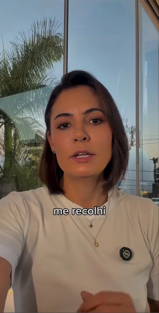 olabocos's tweet photo. Eu dizia que Michelle Bolsonaro havia cometido um erro suicida ao sair das sombras e declarar guerra contra o enteado. Ao explicar o jogo, ela desfez o encanto da máscara política que havia construído.

O vídeo de agora mostra que eu estava certa. A comunicação, sempre marcada pelo registro do recolhimento, da relutância e do perdão, abandona o tom de enfrentamento. A resposta é rápida, na vertical, o ambiente é claro, a blusa é branca. A estrela de Davi sai da mesa e permanece discreta no colar.

Em termos políticos, Michelle perdeu aquela batalha e escolheu voltar à estratégia antiga. E vocês aí dizendo que Shakespeare está ultrapassado.