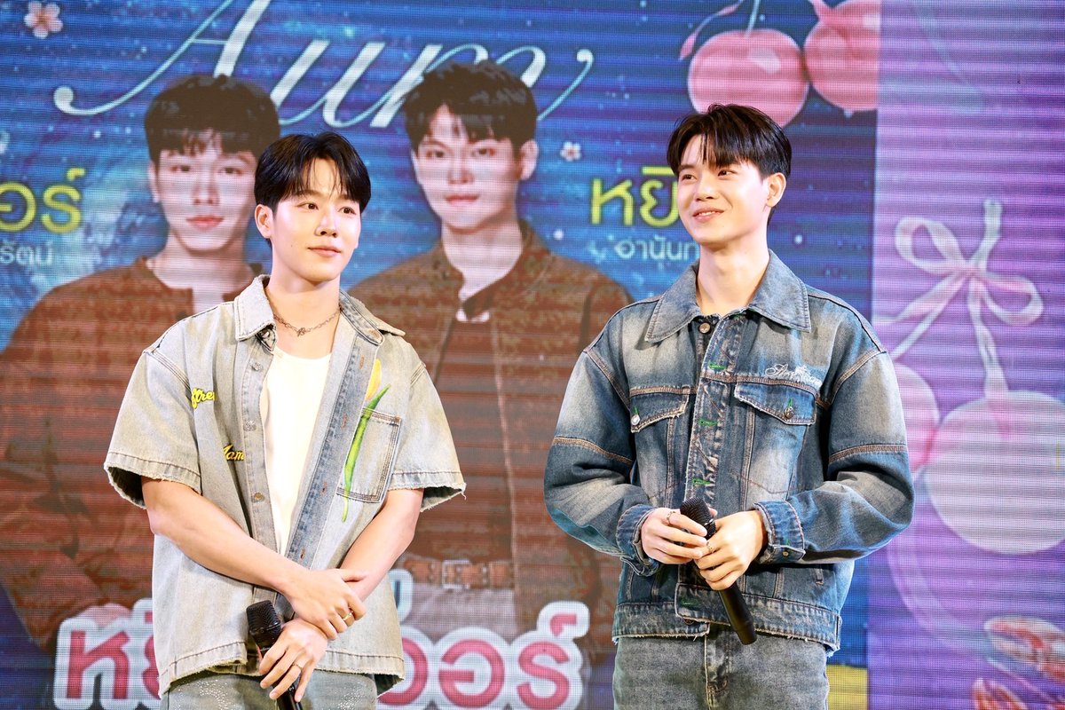 _24News_'s tweet photo. “#หยิ่นวอร์”ช้อปชิมเต็มอิ่ม เปิดตลาด”#AumAum”เซ็นทรัล ปิ่นเกล้า “#อั้มพัชราภา”แฮปปี้ แฟนๆถูกใจ มากันแน่นห้าง
เปิดตลาด”AumAum” โฉมใหญ่ สวยงามสดใส ถูกใจแฟนๆเซ็นทรัล ปิ่นเกล้า

มากันอย่างล้นหลาม โดยเฉพาะแฟนคลับของสองหนุ่มฮอต หยิ่น อานันท์ และ วอร์ วนรัตน์ ซึ่งกำลังจะมีซีรีส์ “ที่รักสารวัตรเธียร์”ออกอากาศเร็วๆนี้ โดยเจ้าของตลาดคนสวย อั้ม พัชราภา ไชยเชื้อ ก็ยิ้มน้อยยิ้มใหญ่ มีความสุขไปพร้อมๆกับแฟนๆทุกคน ซึ่ง “หยิ่น-วอร์” นอกจากจะร้องเพลงเพราะแล้ว ยังหยอดคำหวานว่าดีใจมากที่ได้มาเปิด ตลาด “AumAum”เป็นครั้งแรกได้พบเจอกับซุปตาร์อั้มเพราะเป็นแฟนคลับมานานแล้ว เหมือนกัน  ที่สำคัญมาตลาดครั้งนี้ได้ชิม ช้อป ซื้อของกินอร่อยๆกลับบ้านไปเยอะมาก ได้ กินหลายวันเลย

โดย อั้ม พัชราภา เปิดใจกับการเปิดตลาดที่เซ็นทรัล ปิ่นเกล้า ว่า
“ตลาดอั้มอั้ม มาเปิดที่เซ็นทรัล ปิ่นเกล้า เป็นครั้งที่สองแล้ว ก็ได้รับการต้อนรับ อย่างดีจากชาวปิ่นเกล้า ซึ่งครั้งนี้เป็นการปรับโฉมใหม่ของตลาด สดใส น่ารัก ยิ่งได้สองหนุ่มวัยรุ่น”หยิ่น-วอร์” ก็ทำให้ตลาดดูคึกคักขึ้นค่ะ แฟนๆมากันเยอะมาก เค้าอยากจะเจอกับสองหนุ่ม อั้มก็พยายามเชิญนักแสดง นักร้อง ที่หลากหลาย ให้แฟนๆมาเจอกัน อย่างวันที่ 24 ก.ค.ก็มีน้องชาล็อต ออสติน มาพบเจอแฟนๆ แล้วงานนี้มีขายเสื้อผ้ามือสองสวยๆแบบราคาถูกมาก วันที่ 24-25-26 ก.ค. ปุ๊กลุก ฝนทิพย์ ก็จะขนเสื้อผ้ามาขาย ส่วนวันที่ 27 ก.ค. ก็จะเป้นเสื้อผ้าของ เมย์ เฟื่อง กับ หนิง ปณิตา แล้ววันที่ 28 ก.ค.ก็จะมีเสื้อผ้าของอั้มเอง แล้วก็ของเมย์ หนิง ต้องรีบมานะคะ ขายตั้งแต่ 10 โมงเช้าเลย ช้าหมด ต้องรอตลาดหน้านะคะ งานนี้จะมีถึงวันที่ 31 กรกฏาคมนี้ มากันเยอะๆนะคะ”

พบกับตลาด “AumAum” โฉมใหม่ ตั้งแต่วันนี้ถึง 31 กรกฏาคมนี้ ที่ชั้น G เซ็นทรัล ปิ่นเกล้า